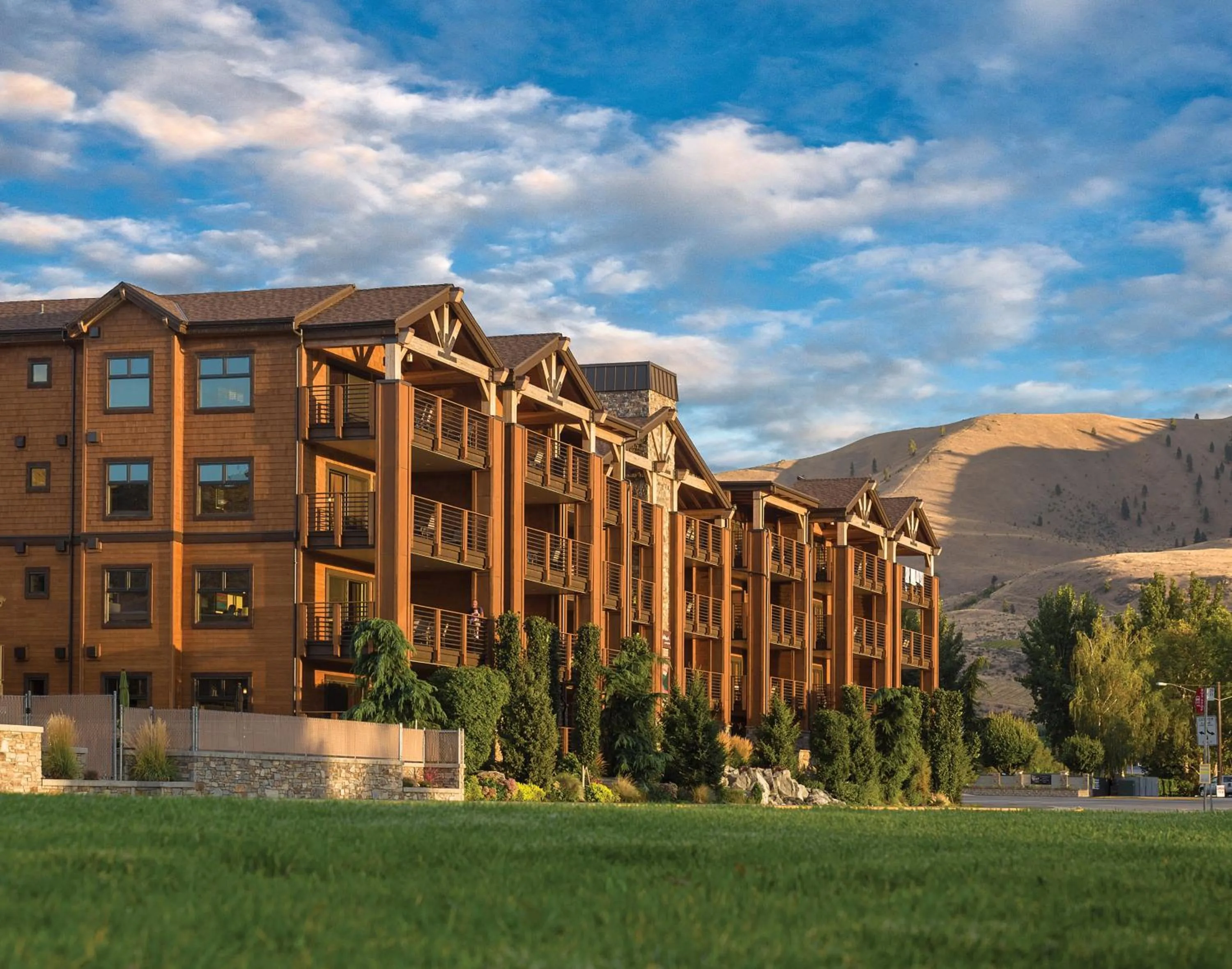 Property building in WorldMark Chelan - Lake House