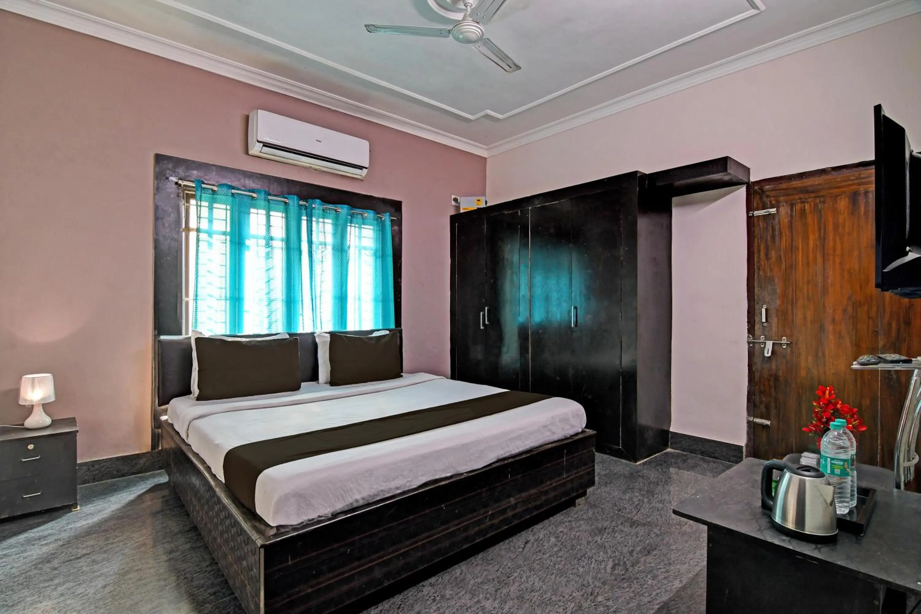 Bedroom, Bed in Hotel O Regal Stays