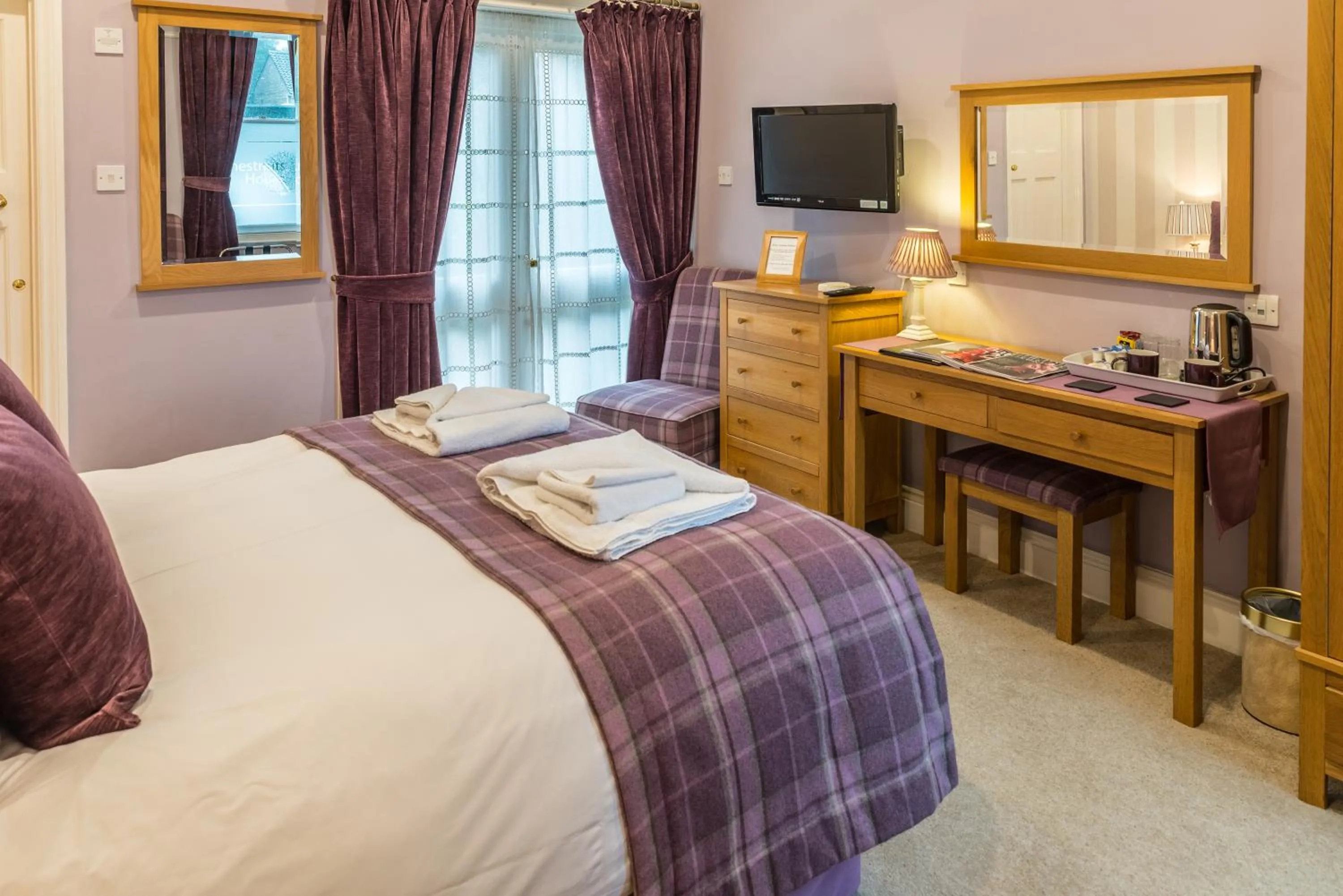 TV and multimedia, Bed in Chestnuts House Boutique B&B