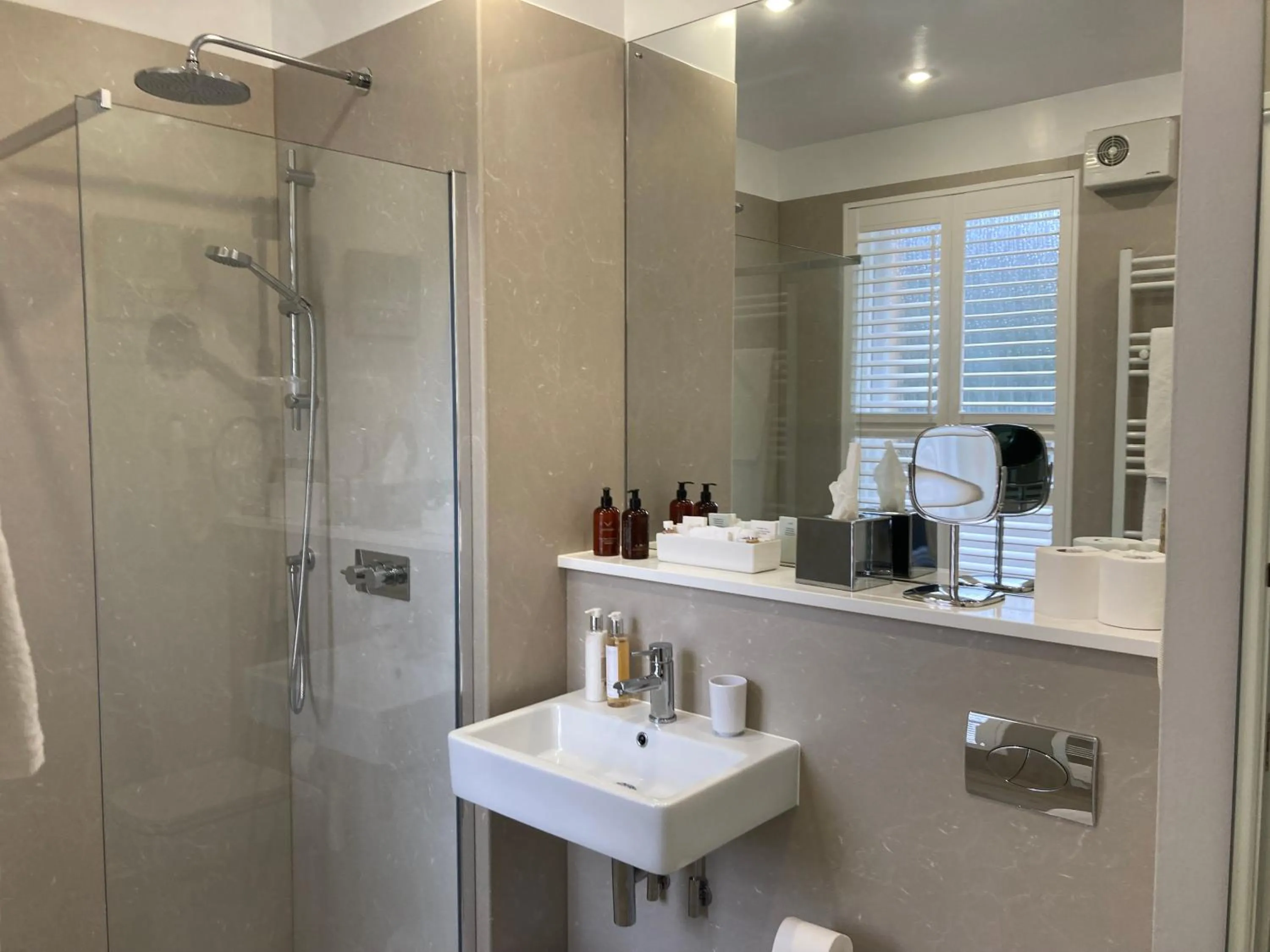 Shower in Chestnuts House Boutique B&B