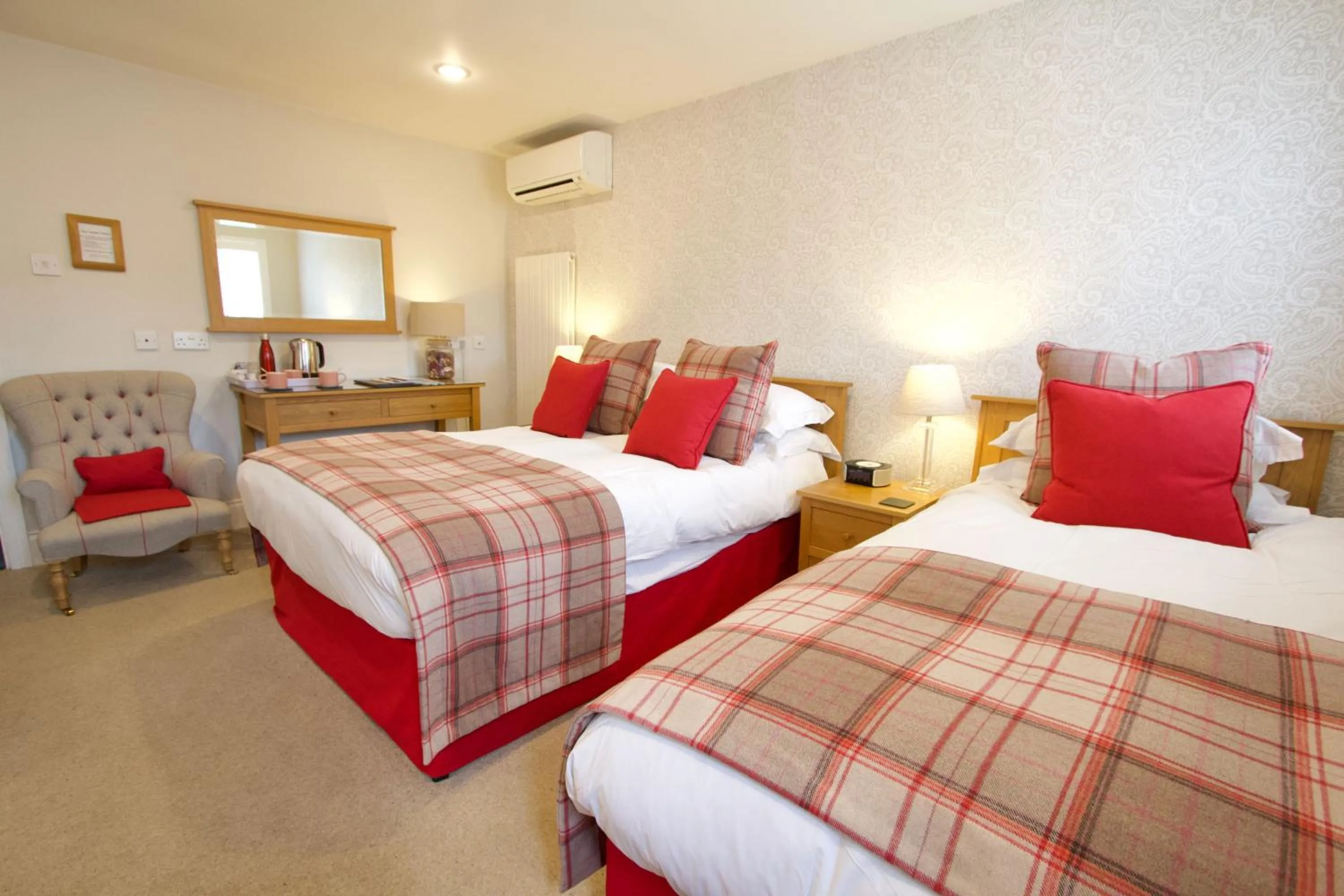 Photo of the whole room, Bed in Chestnuts House Boutique B&B