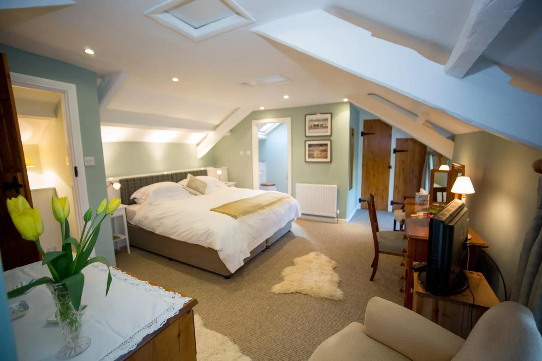 Photo of the whole room, Bed in Errington House