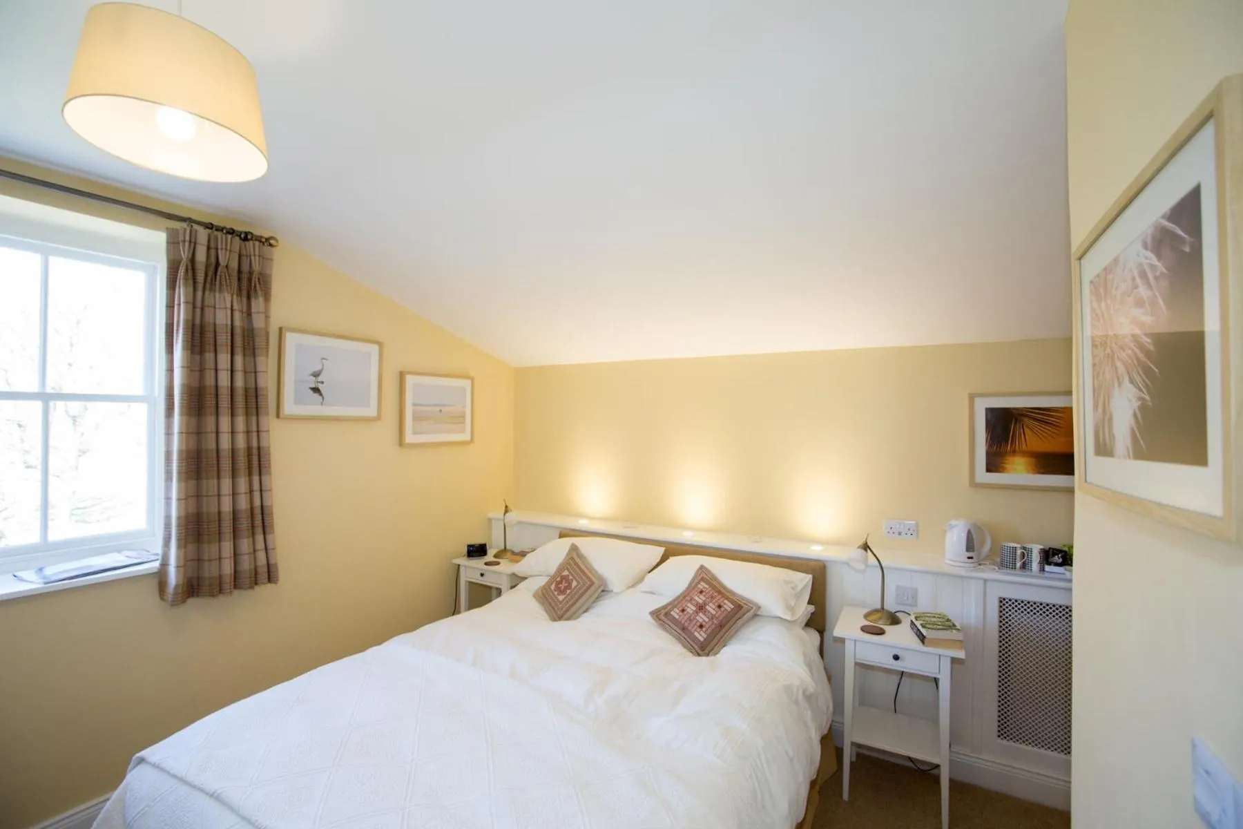 Photo of the whole room, Bed in Errington House