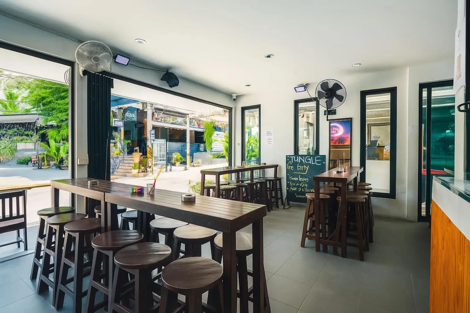 Restaurant/places to eat in Eclipse Hostel and Bar