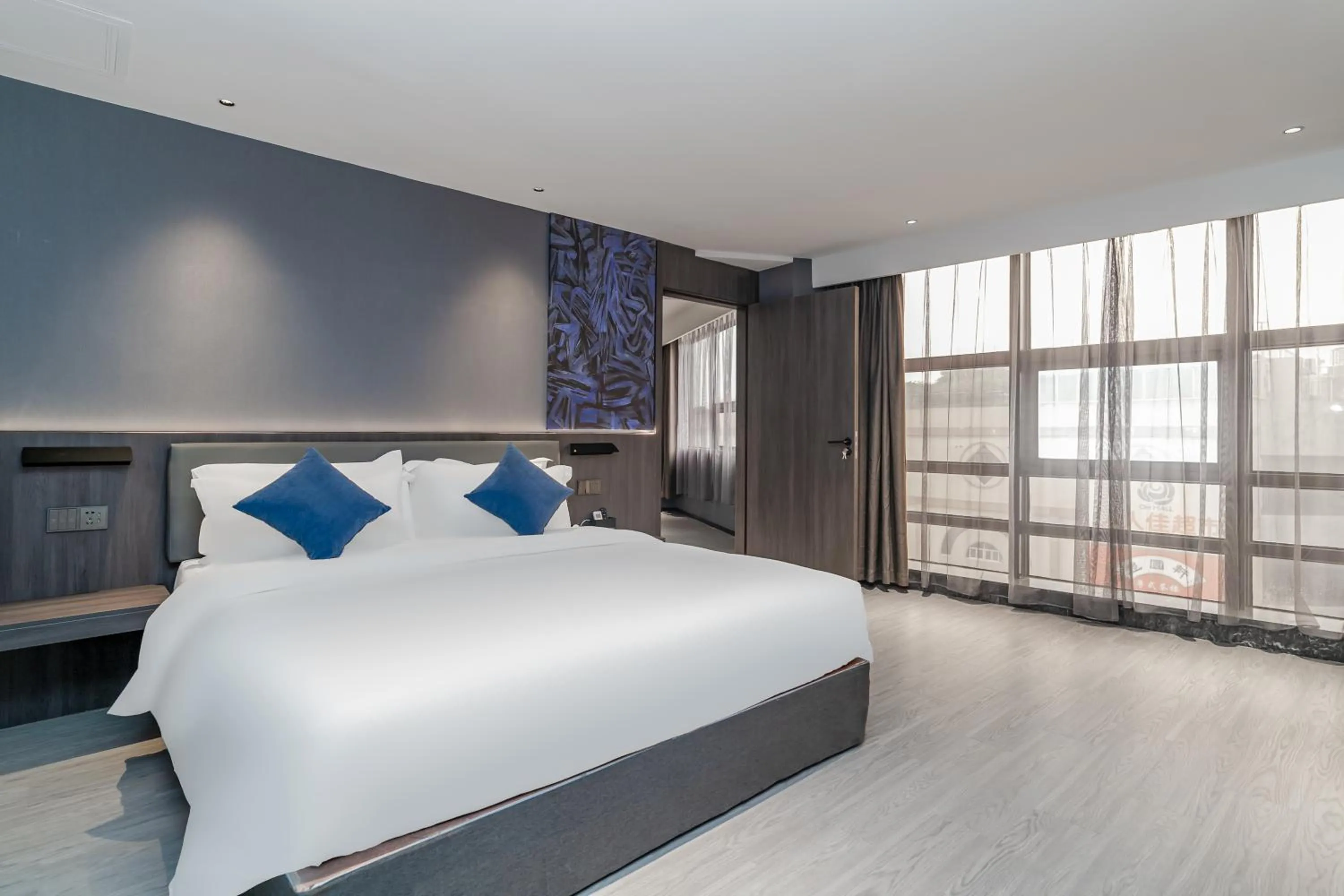 Photo of the whole room, Bed in Insail Hotels (Guangyuanxincun Jingtai Pedestrian Street Guangzhou)