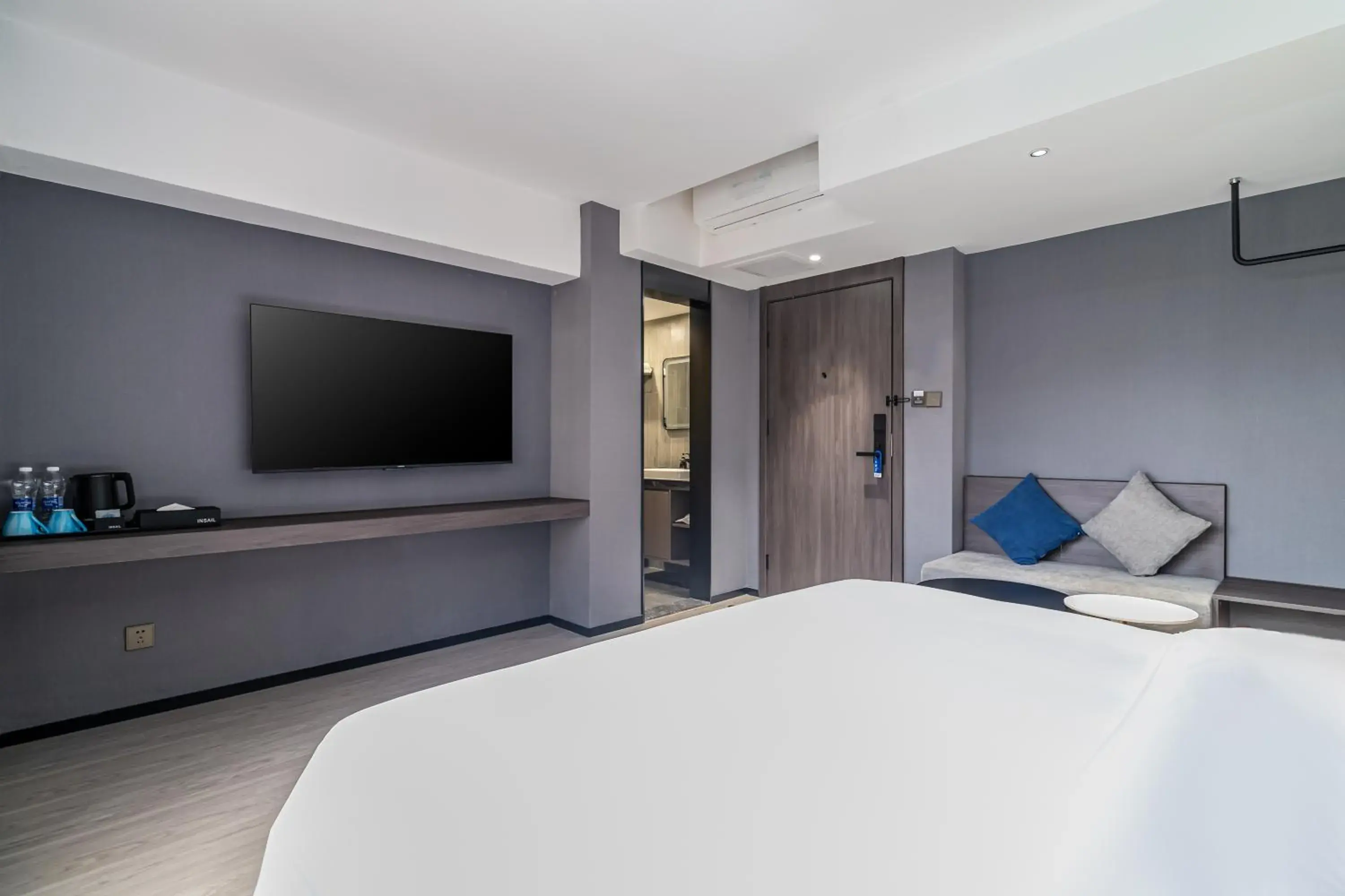 Photo of the whole room, Bed in Insail Hotels (Guangyuanxincun Jingtai Pedestrian Street Guangzhou) Photo of the whole room, Bed in Insail Hotels (Guangyuanxincun Jingtai Pedestrian Street Guangzhou)