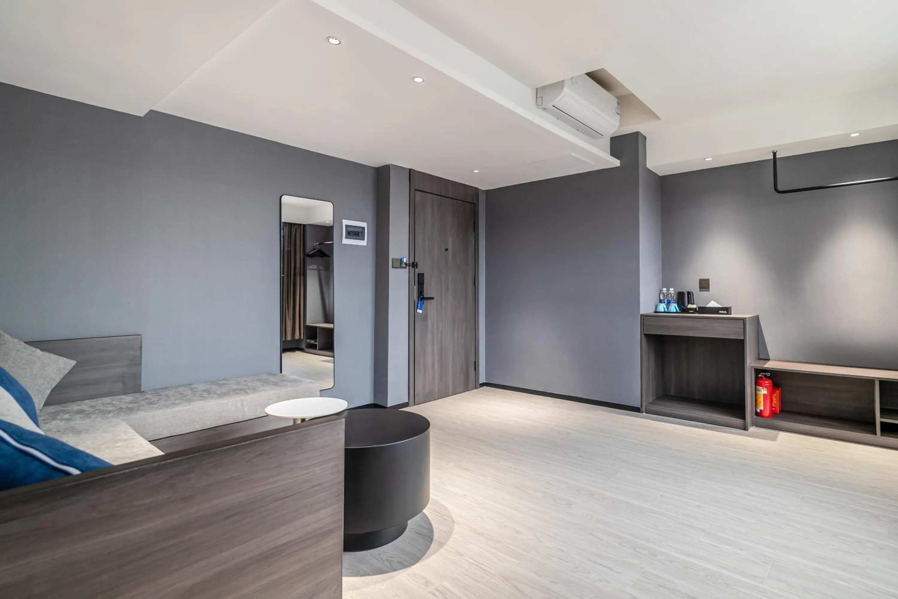 Living room, Bed in Insail Hotels (Guangyuanxincun Jingtai Pedestrian Street Guangzhou)