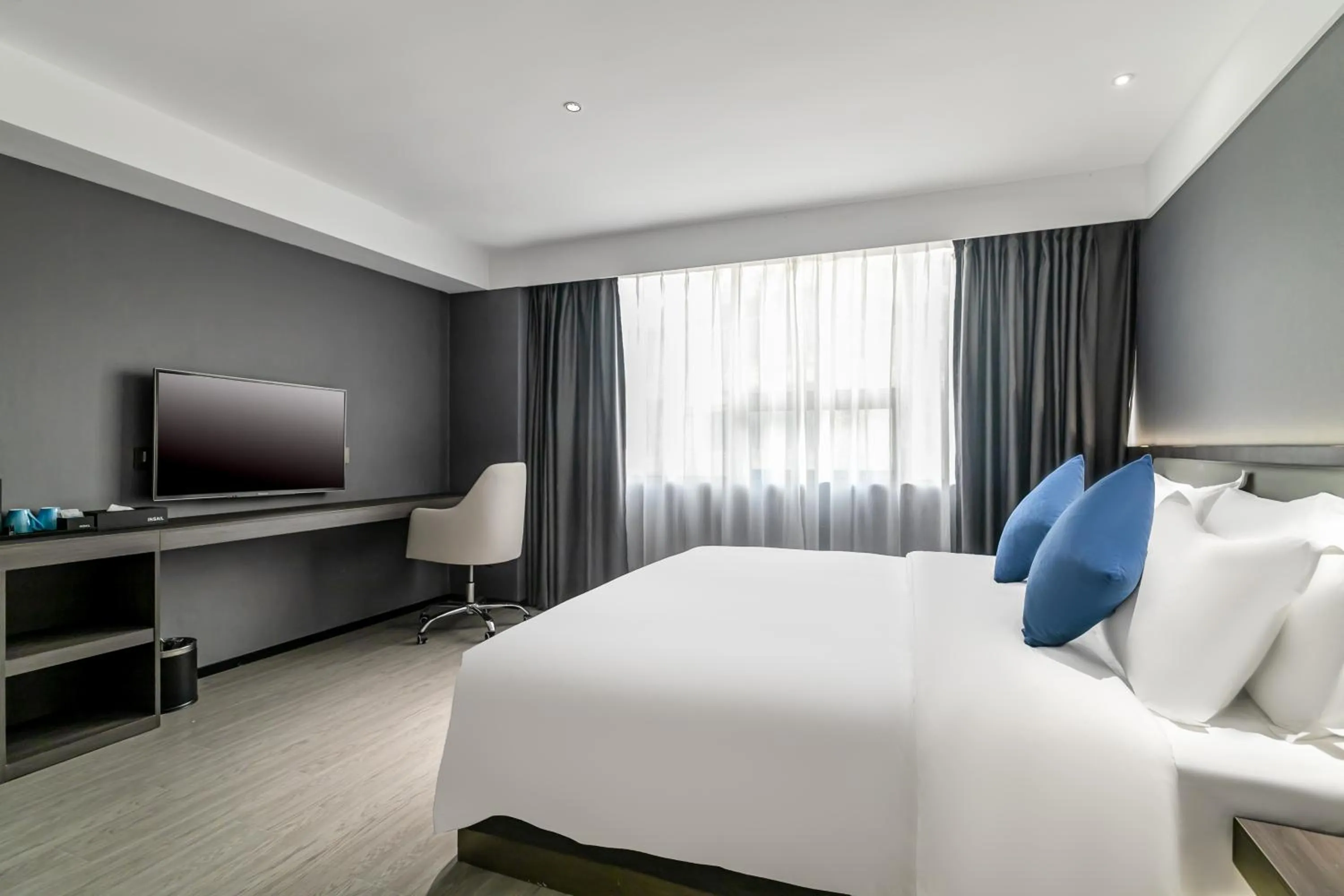 Photo of the whole room, Bed in Insail Hotels (Guangyuanxincun Jingtai Pedestrian Street Guangzhou)
