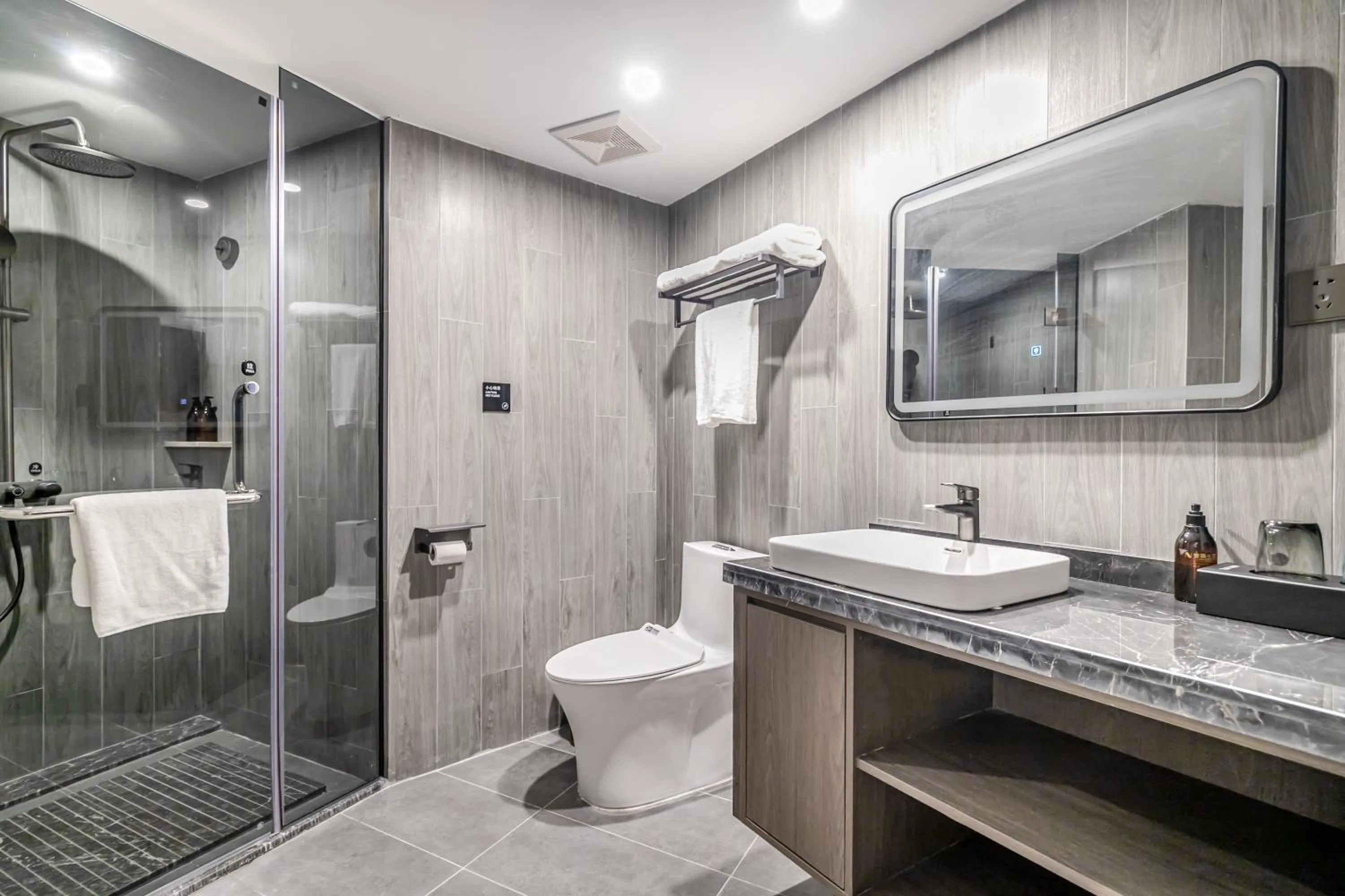 Toilet in Insail Hotels (Guangyuanxincun Jingtai Pedestrian Street Guangzhou)