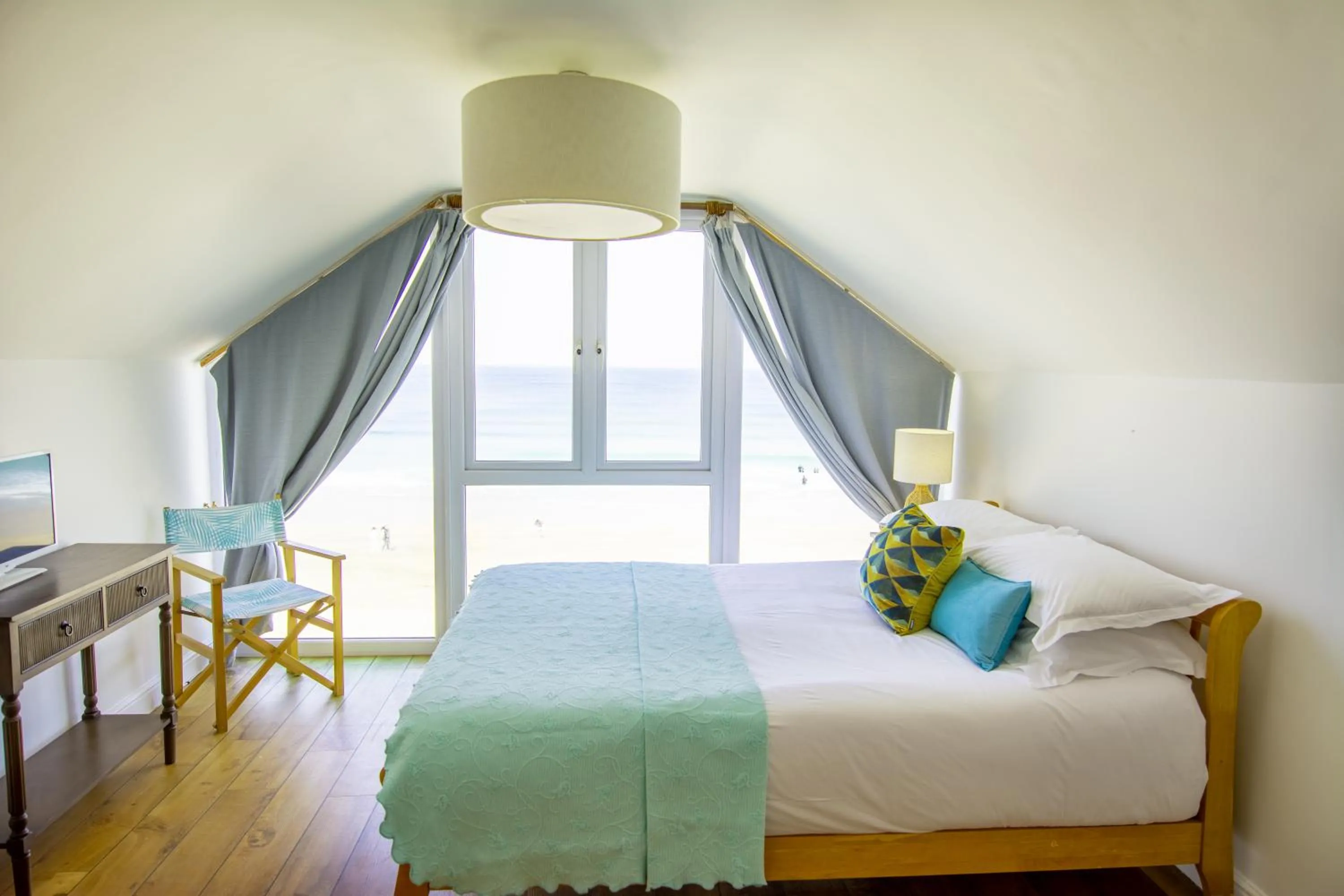 Beach, Bed in Tolcarne Beach Apartments