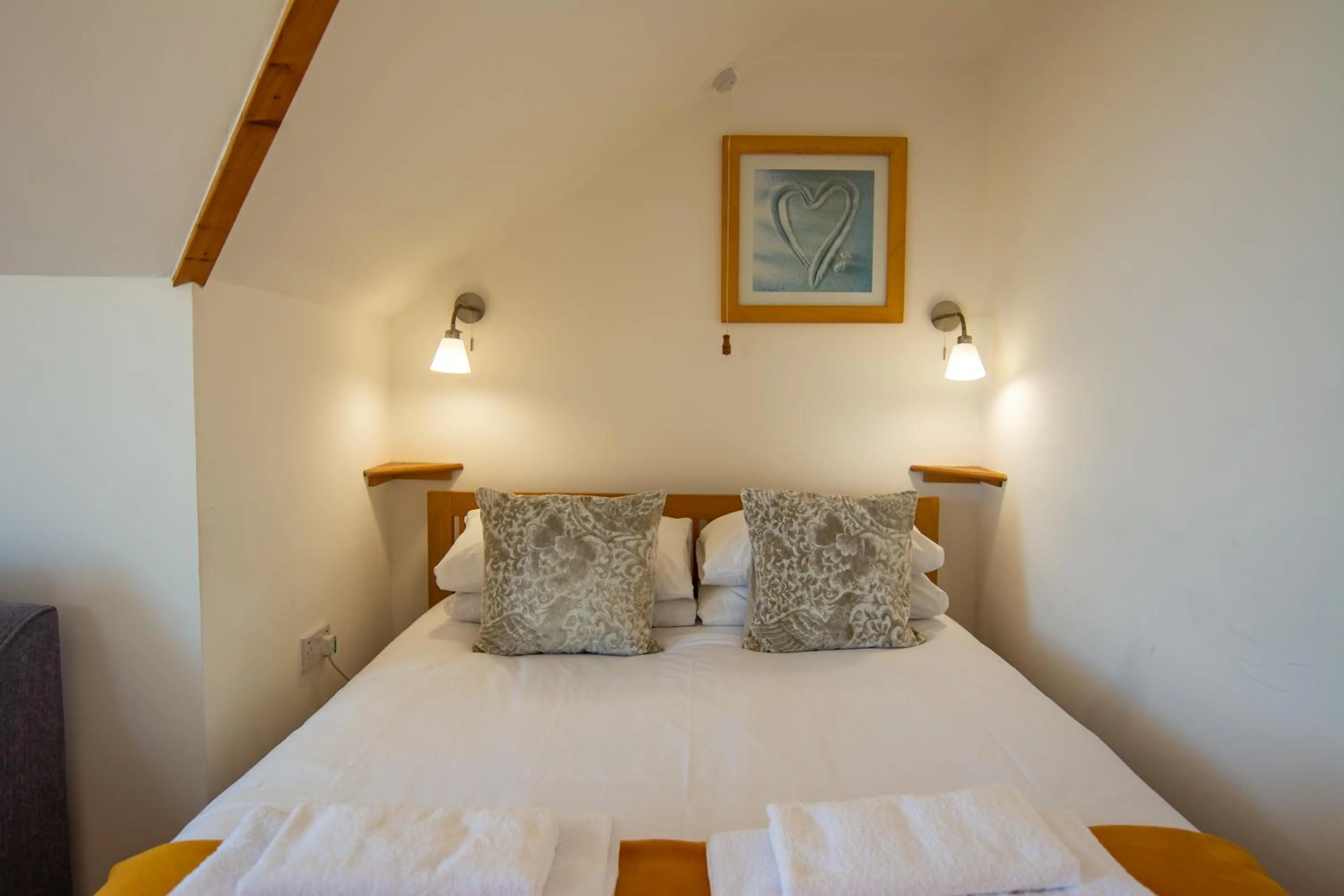 Bed in Tolcarne Beach Apartments