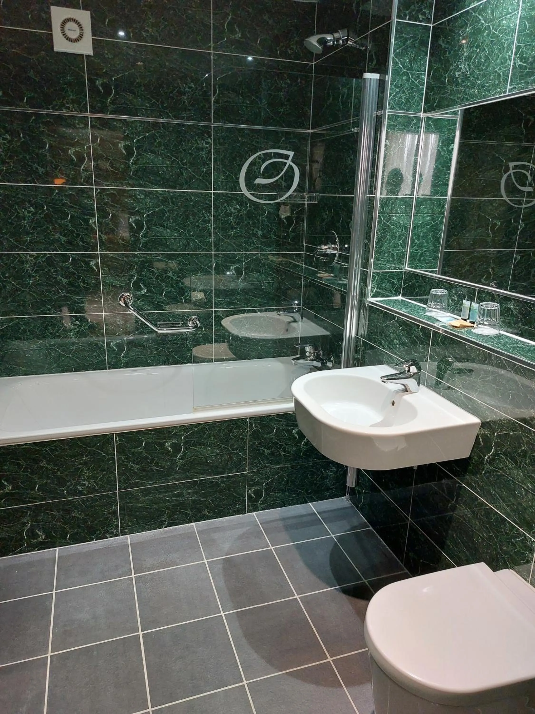 Shower in Owston Hall Hotel