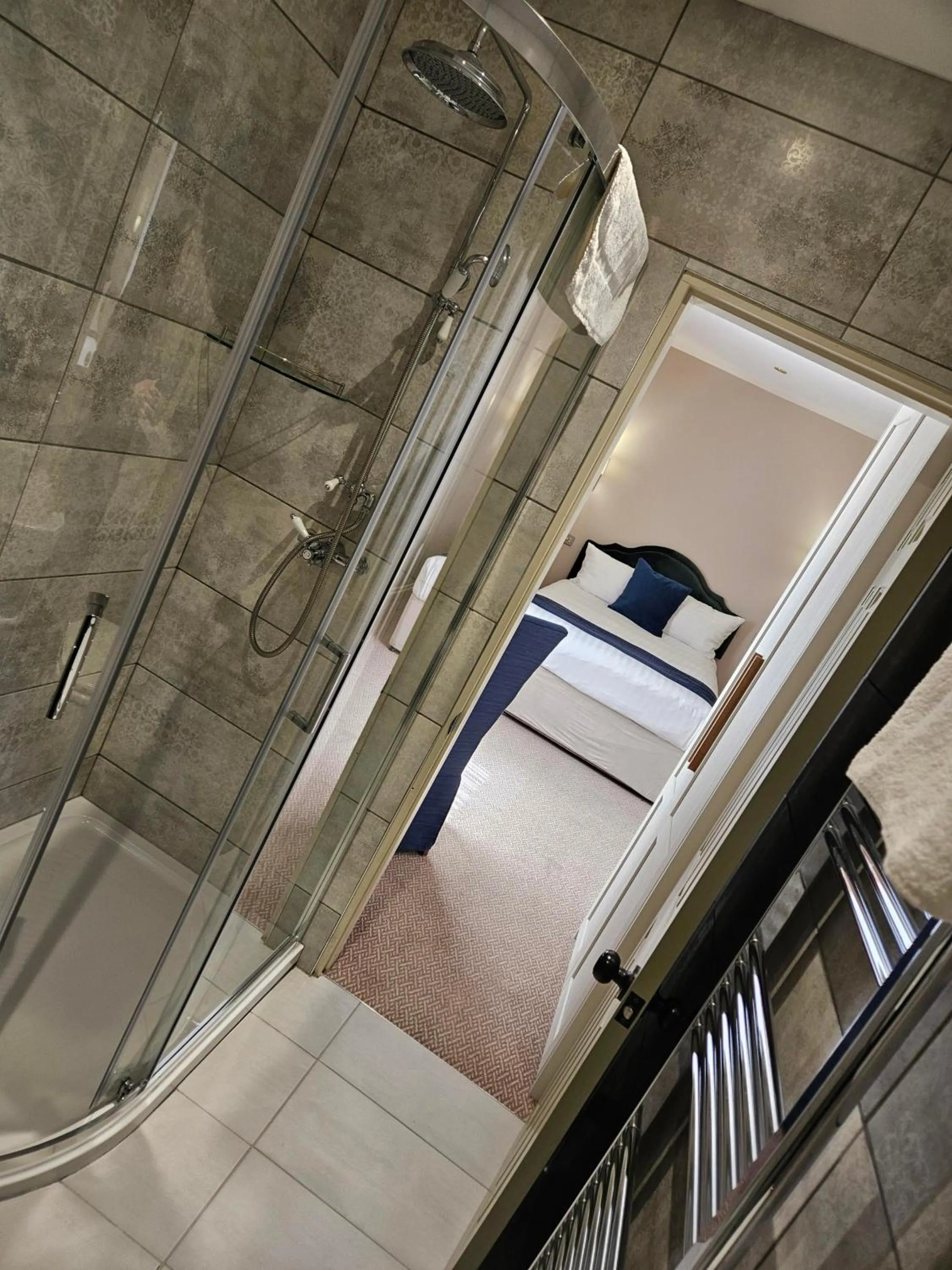 Shower, Bed in Owston Hall Hotel