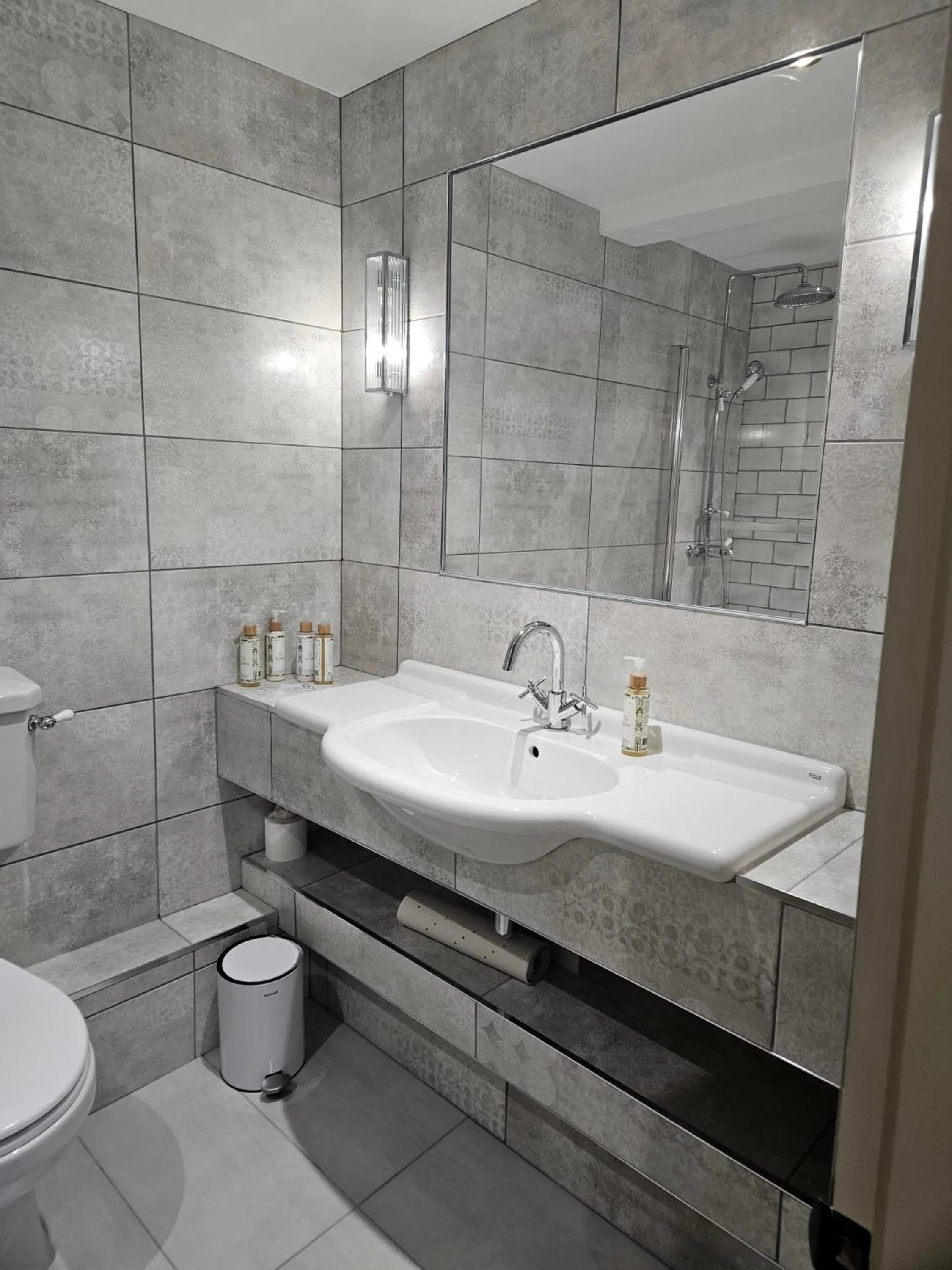 Bathroom in Owston Hall Hotel