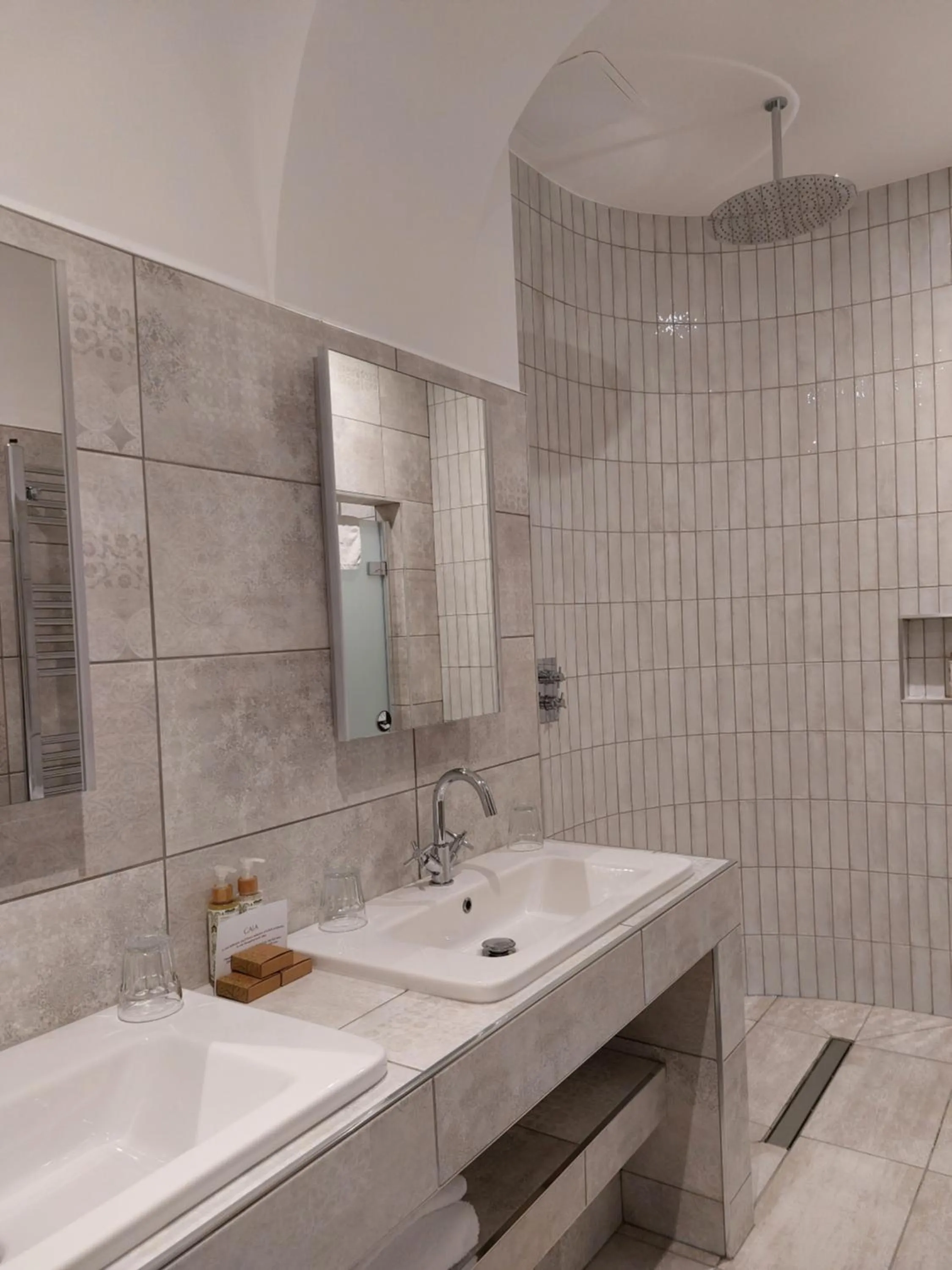 Shower in Owston Hall Hotel