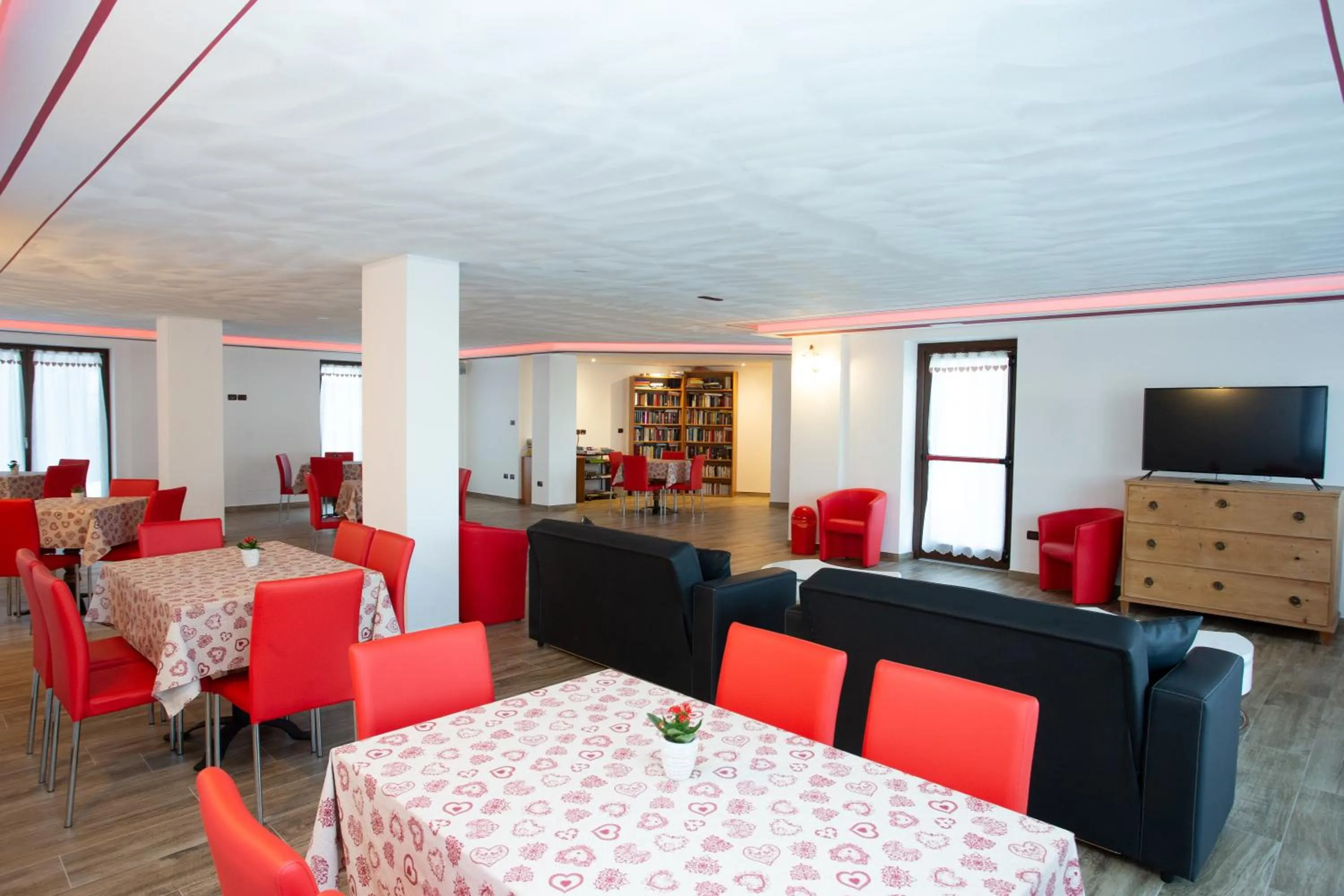 Communal lounge/ TV room in Albergo Alla Comparsa