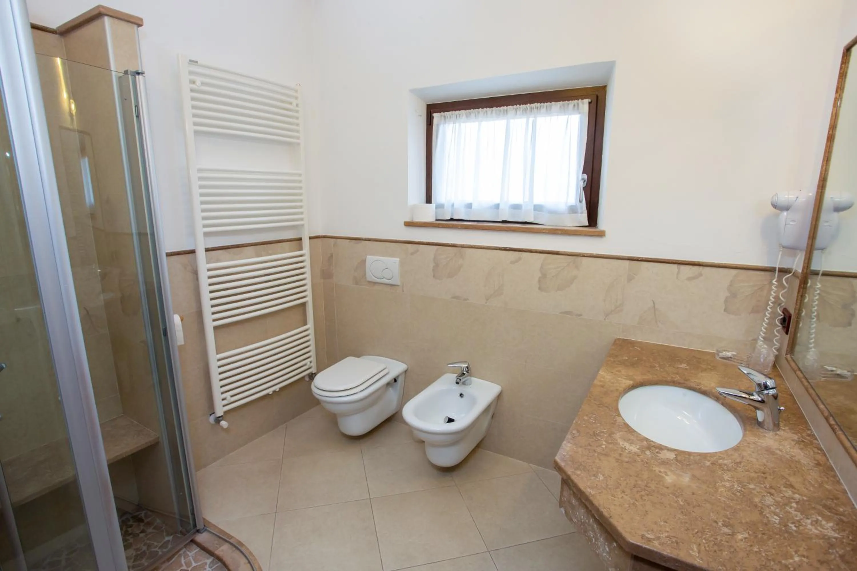 Bathroom in Albergo Alla Comparsa