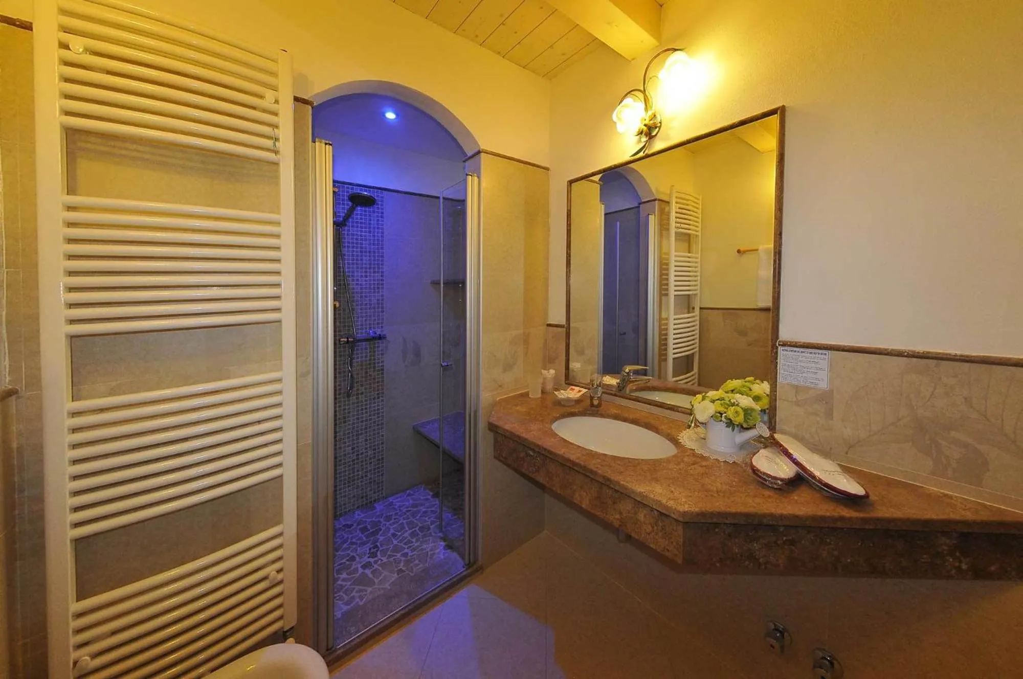 Bathroom in Albergo Alla Comparsa