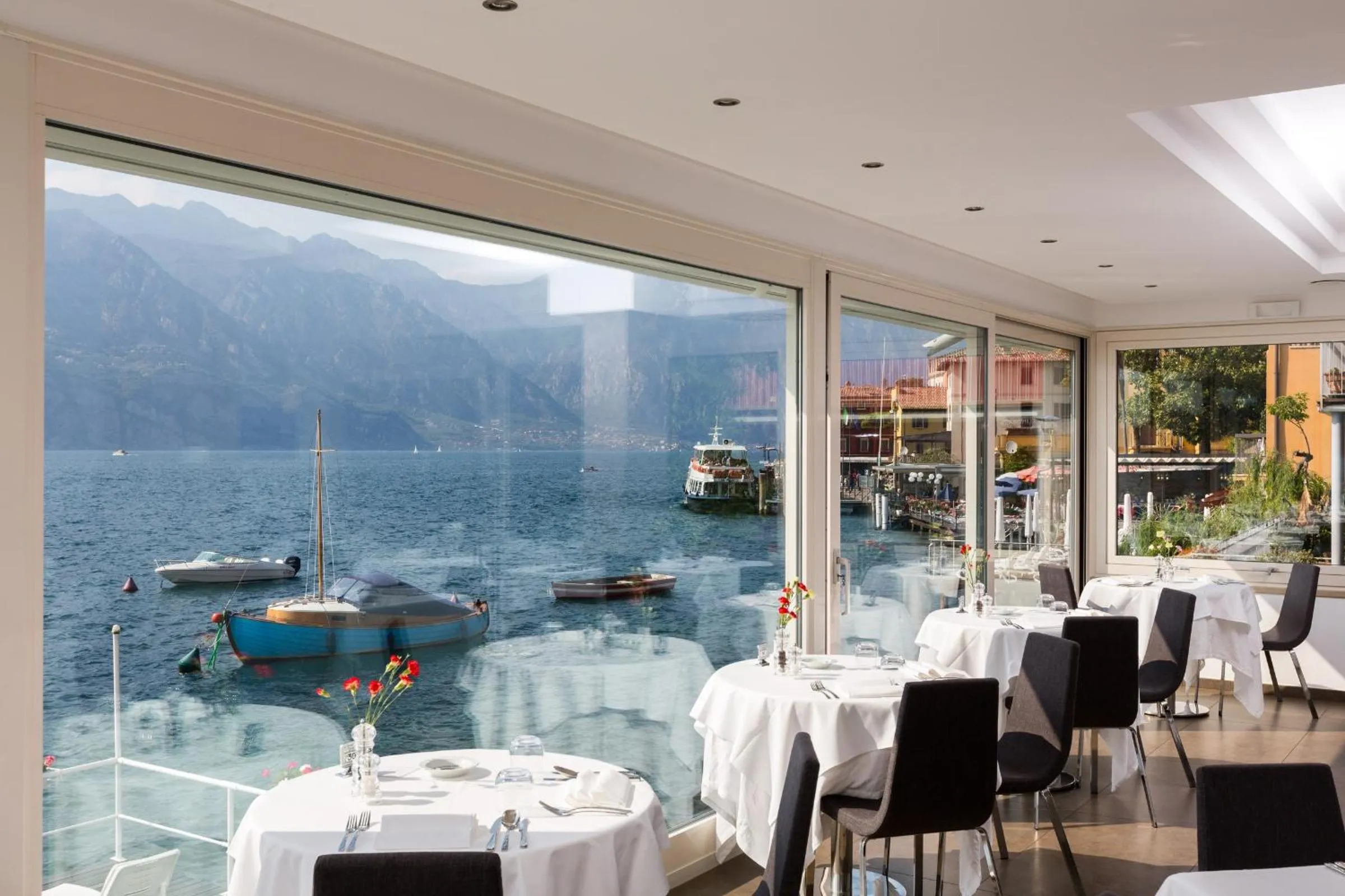 Restaurant/places to eat in Hotel Vega