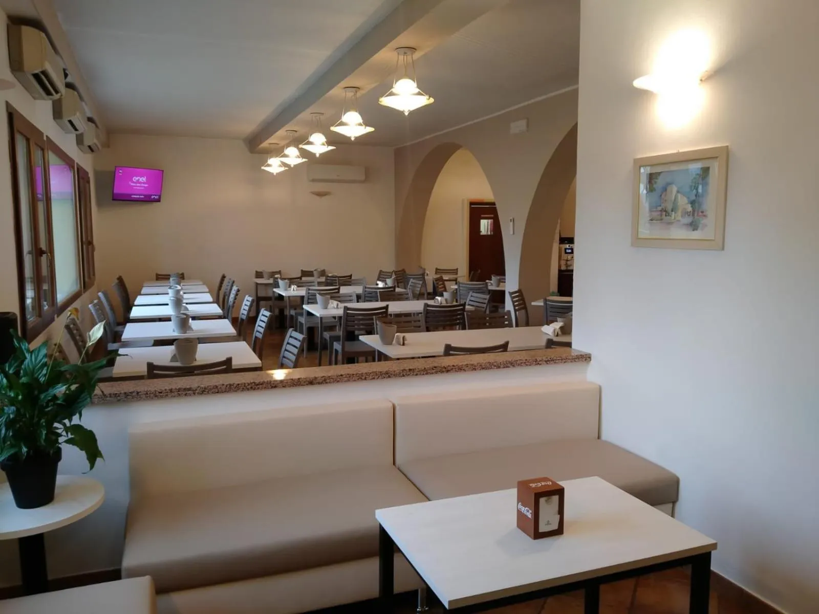 Restaurant/places to eat in Hotel Magnolia