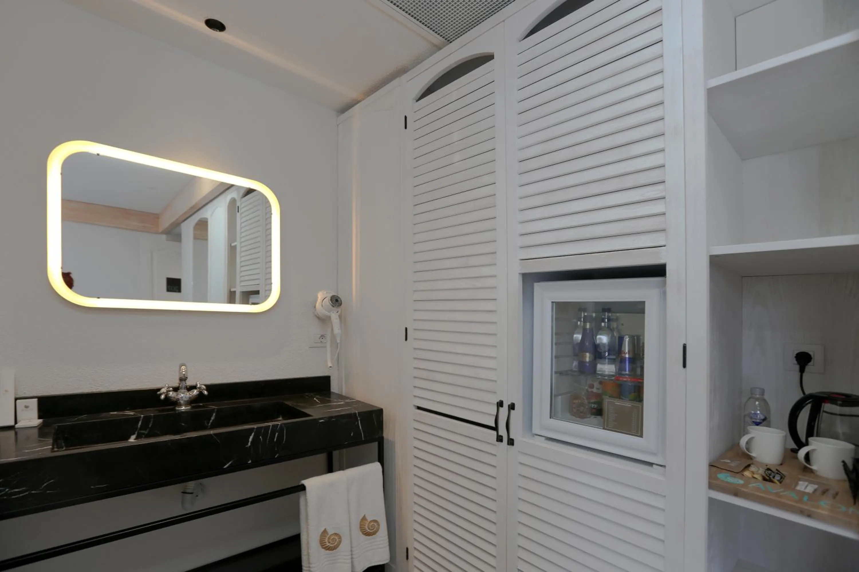 Coffee/tea facilities in Avalon Boutique Hotel & Suites