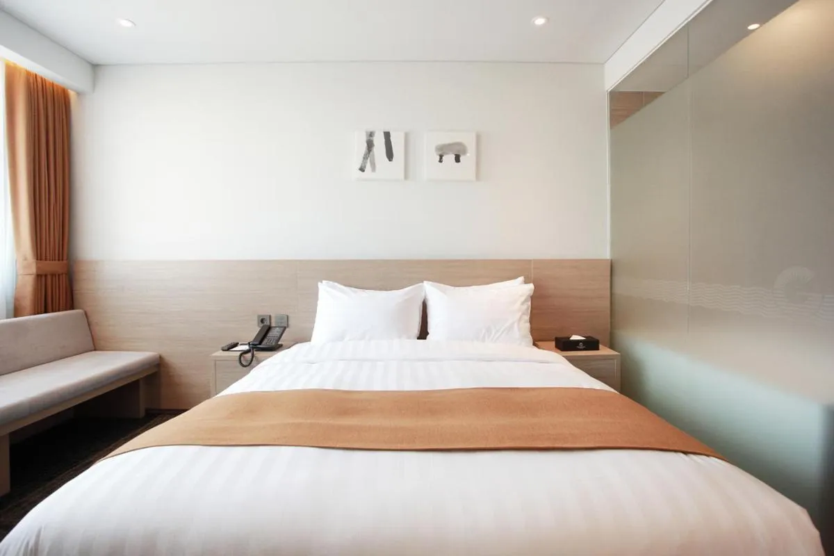 Property building, Bed in Gangneung City Hotel