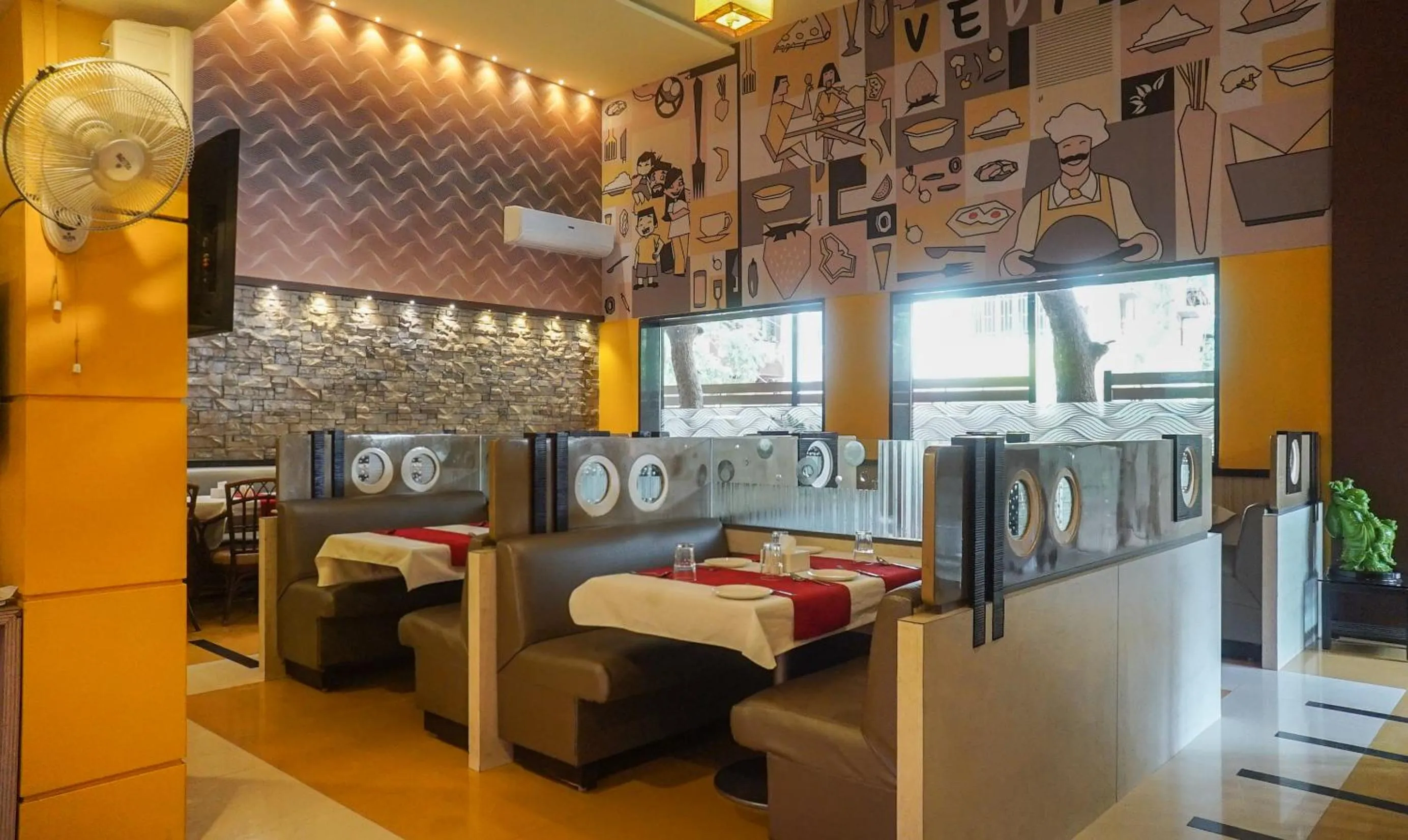 Restaurant/places to eat, Bed in Treebo Brahma Regency