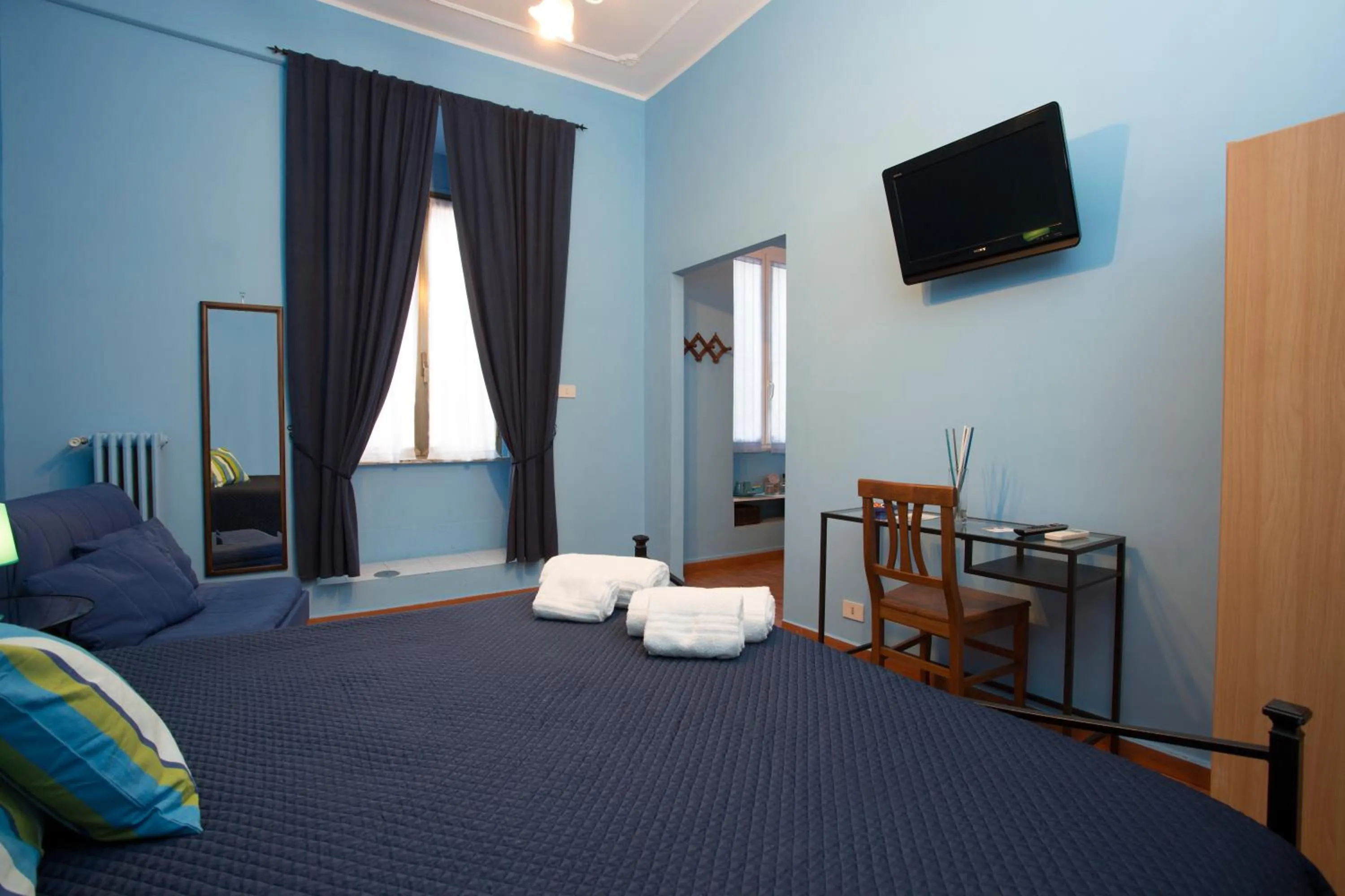 Shower, Bed in Laterano Inn