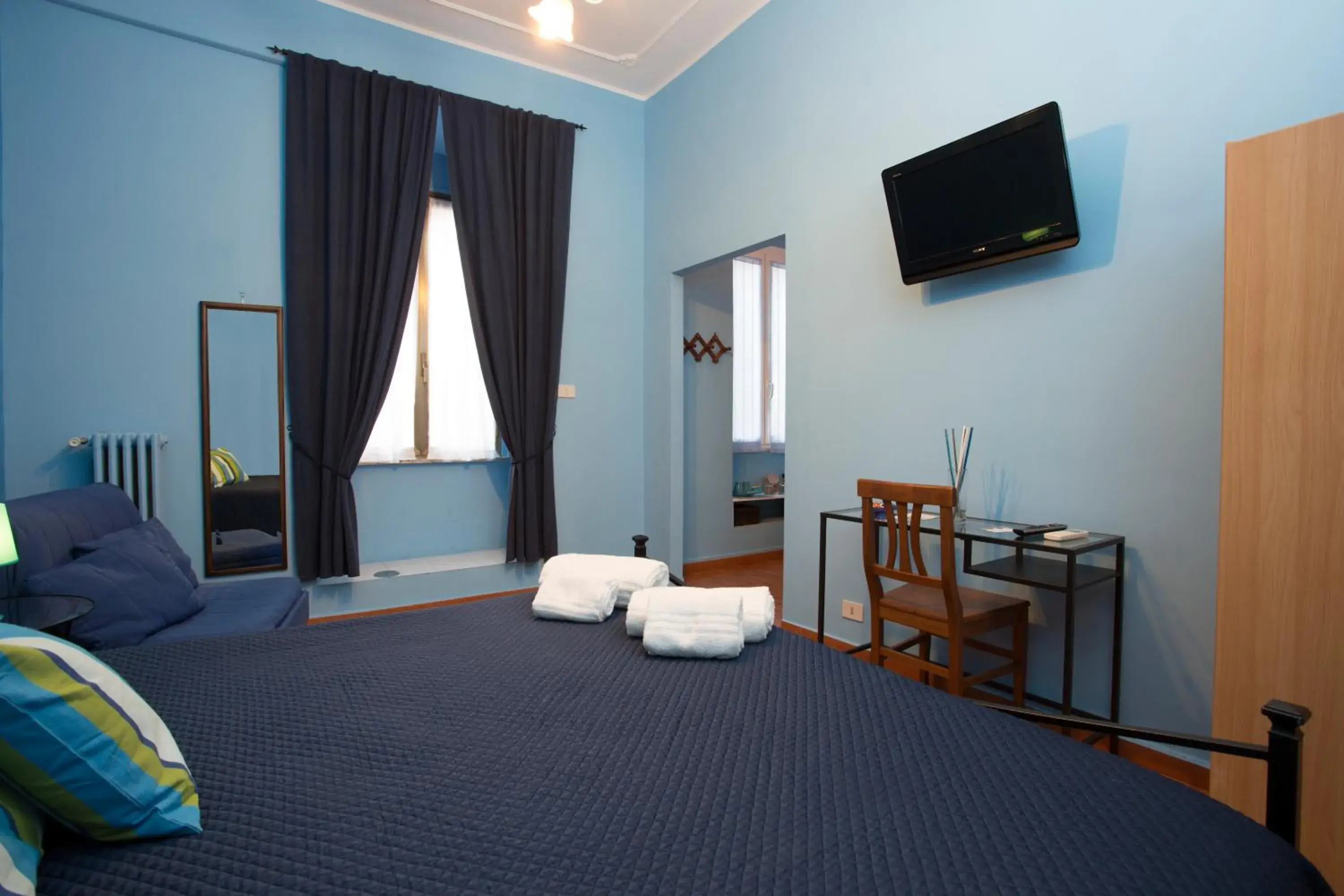 Shower, Bed in Laterano Inn Shower, Bed in Laterano Inn