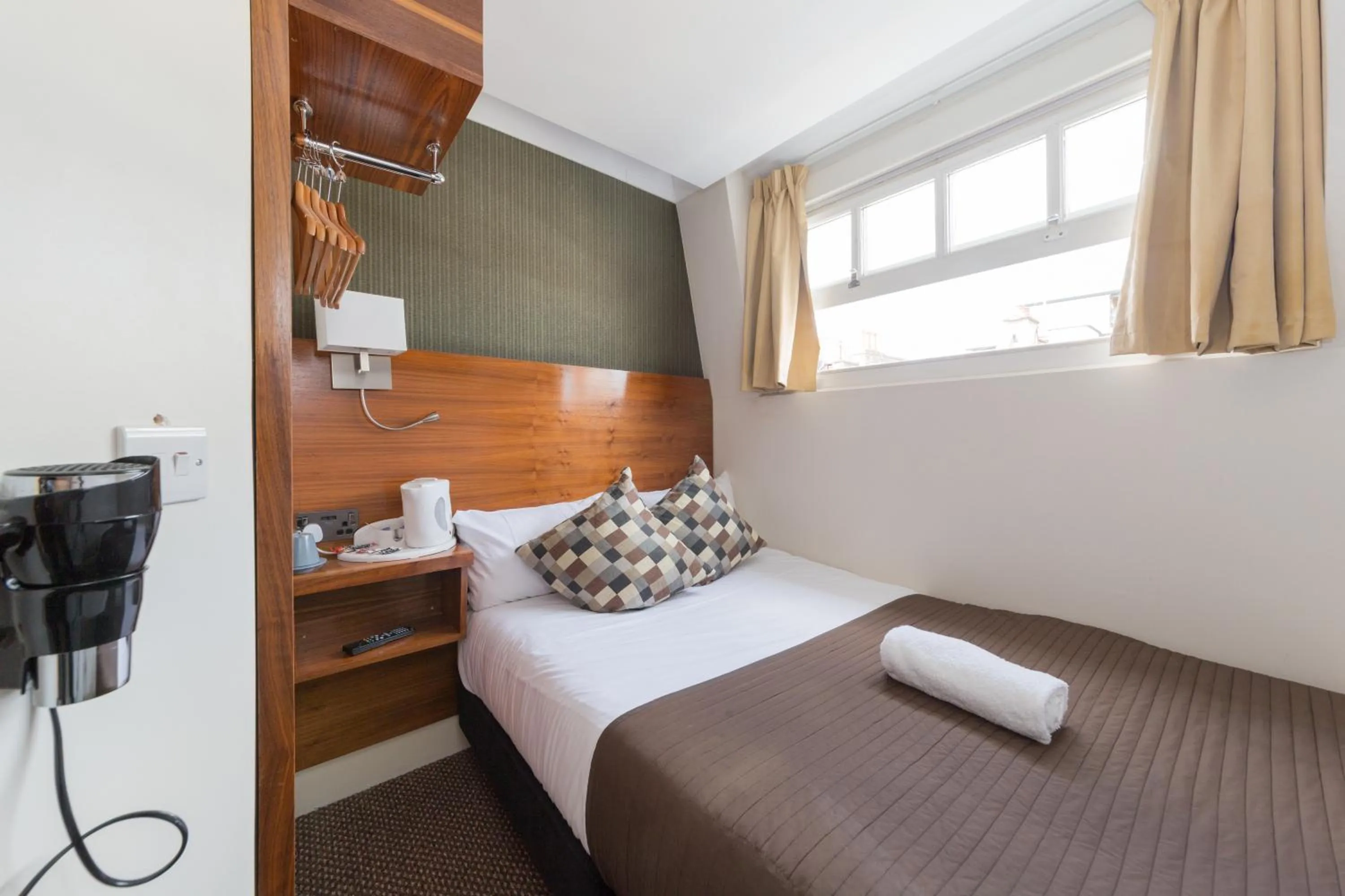 Photo of the whole room, Bed in Chester Hotel