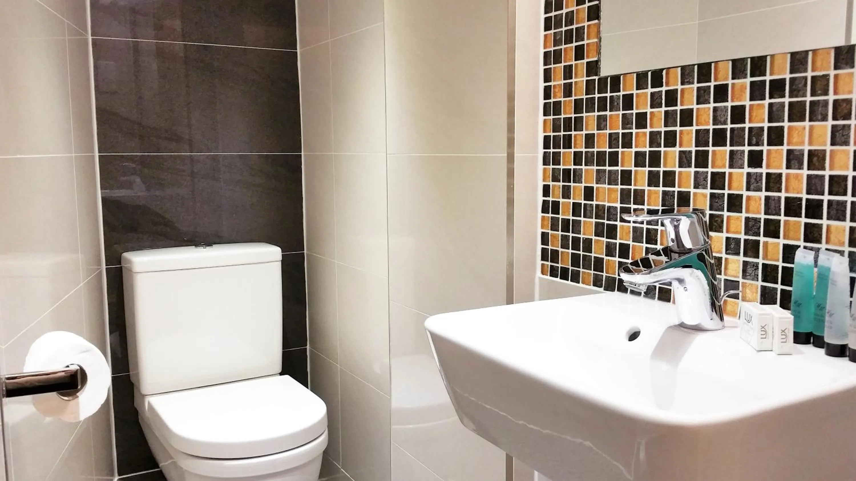 Shower in Chester Hotel