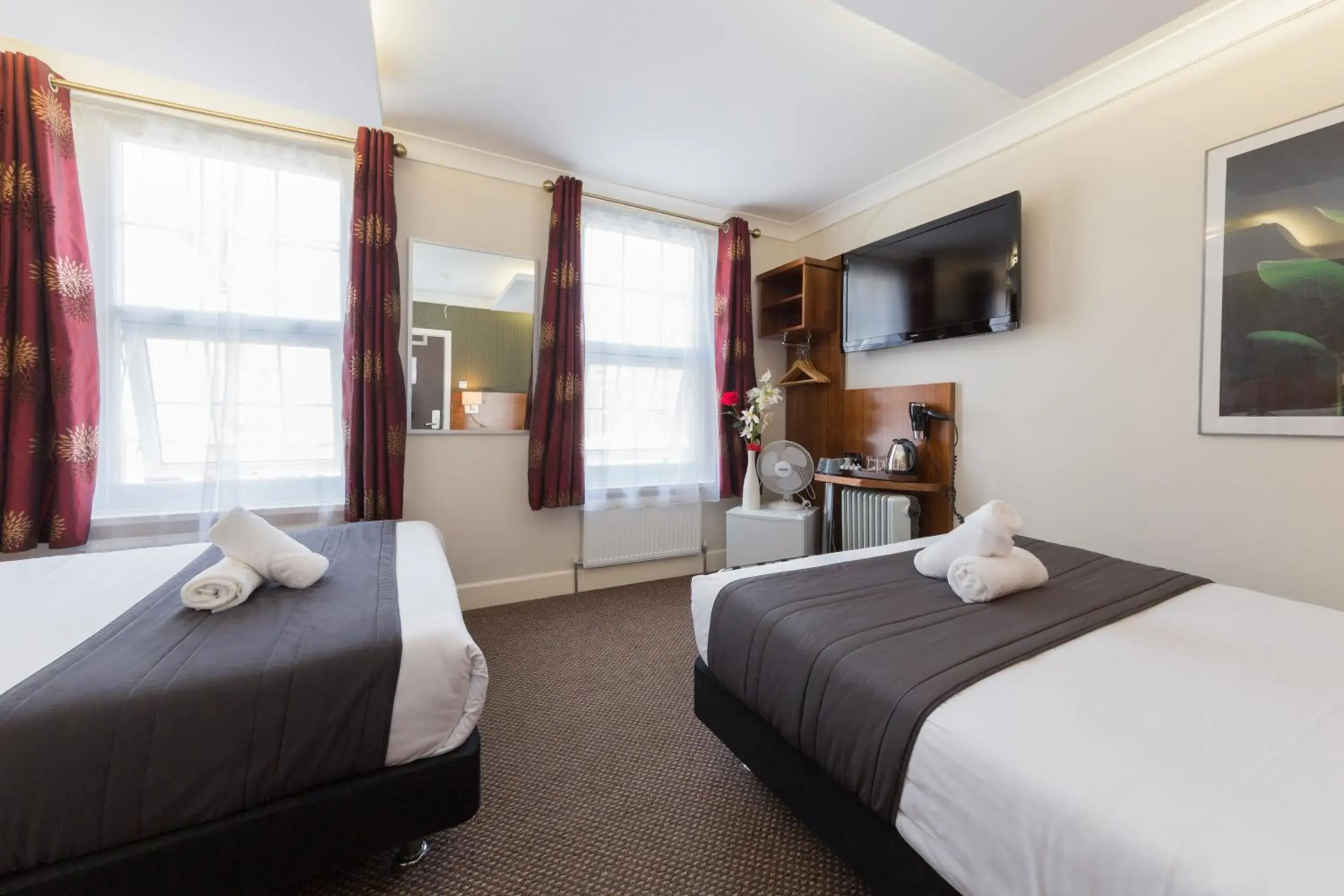 Photo of the whole room, Bed in Chester Hotel Photo of the whole room, Bed in Chester Hotel