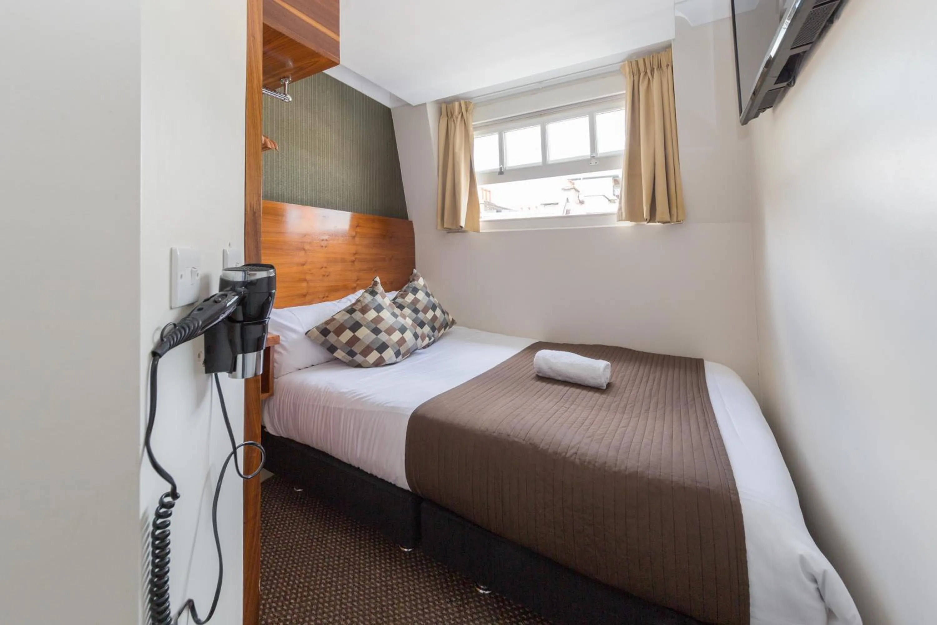 Photo of the whole room, Bed in Chester Hotel