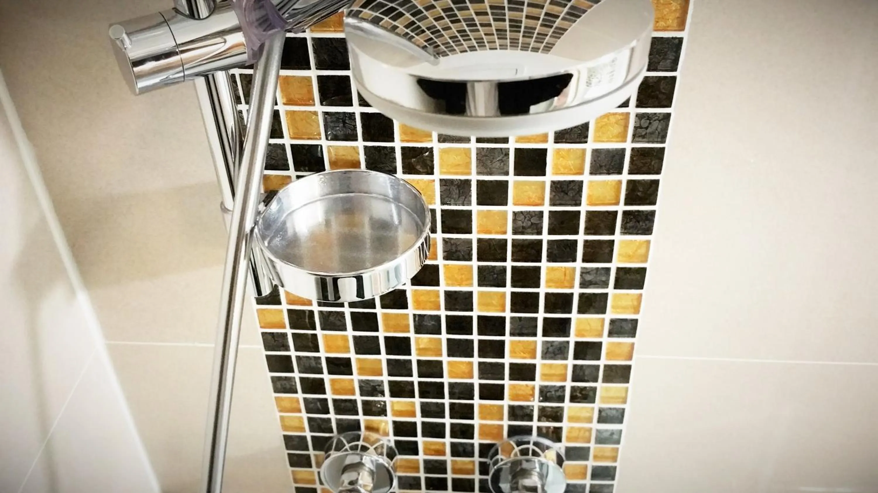 Shower in Chester Hotel