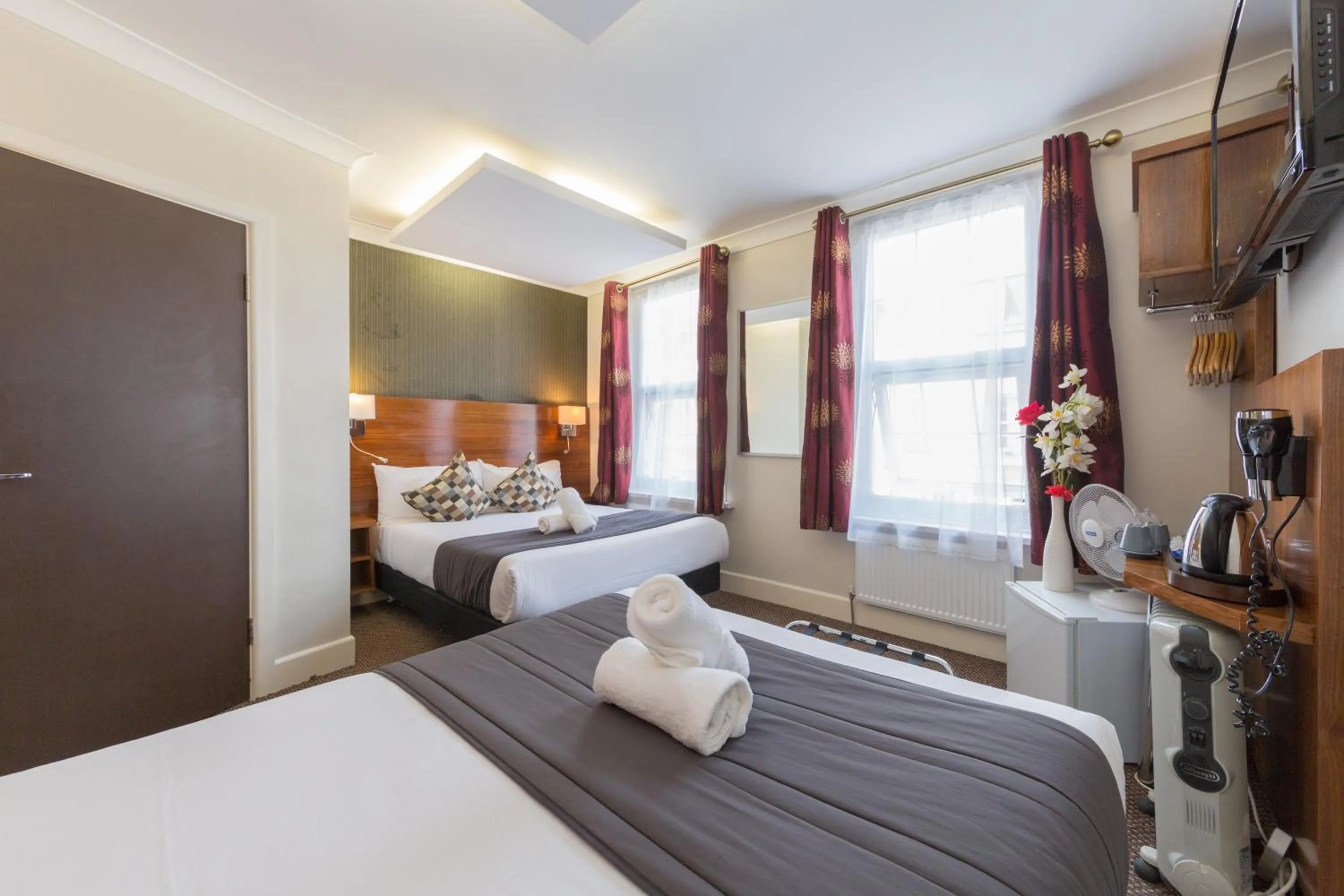 Photo of the whole room, Bed in Chester Hotel