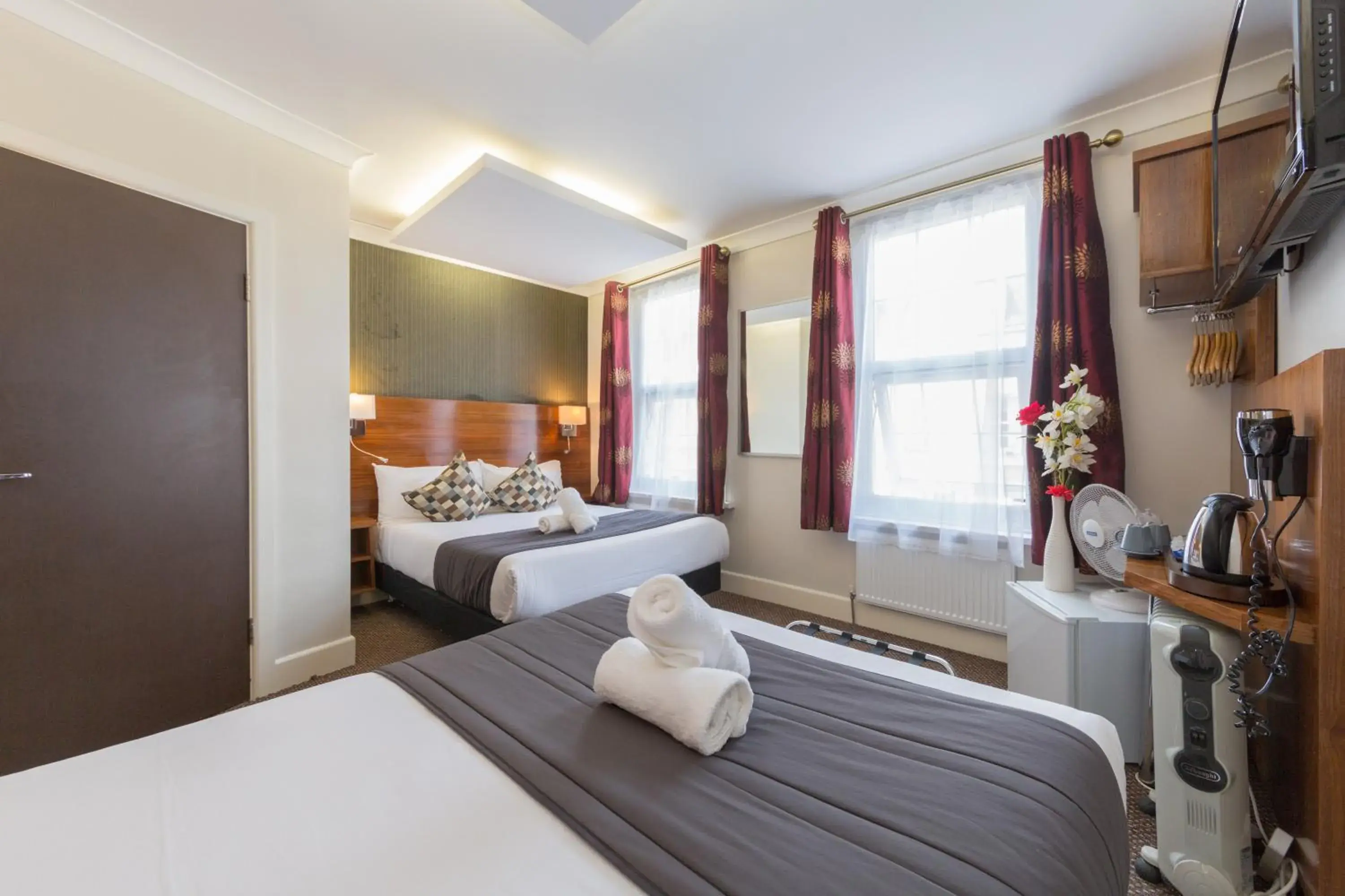 Photo of the whole room, Bed in Chester Hotel Photo of the whole room, Bed in Chester Hotel