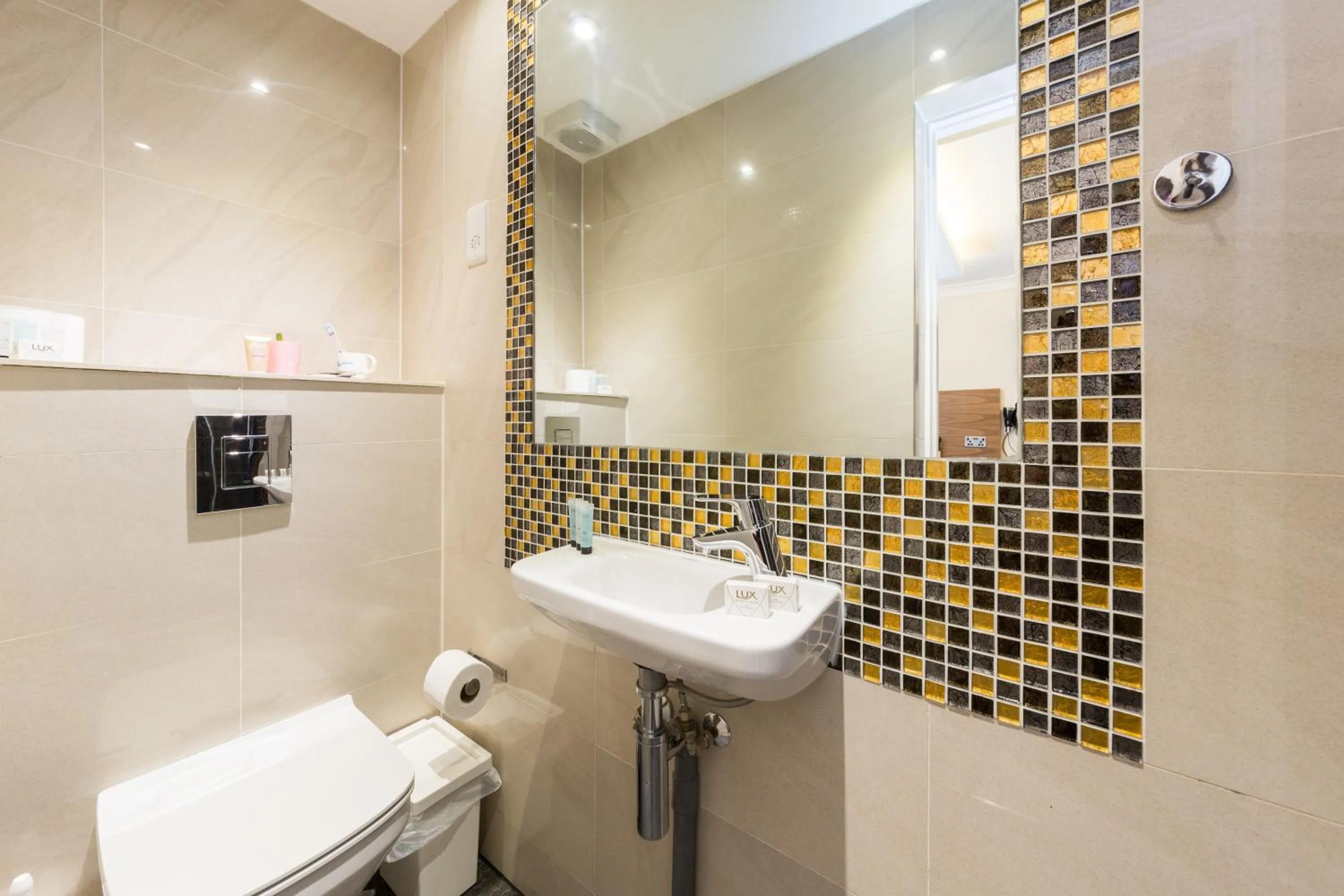 Bathroom in Chester Hotel