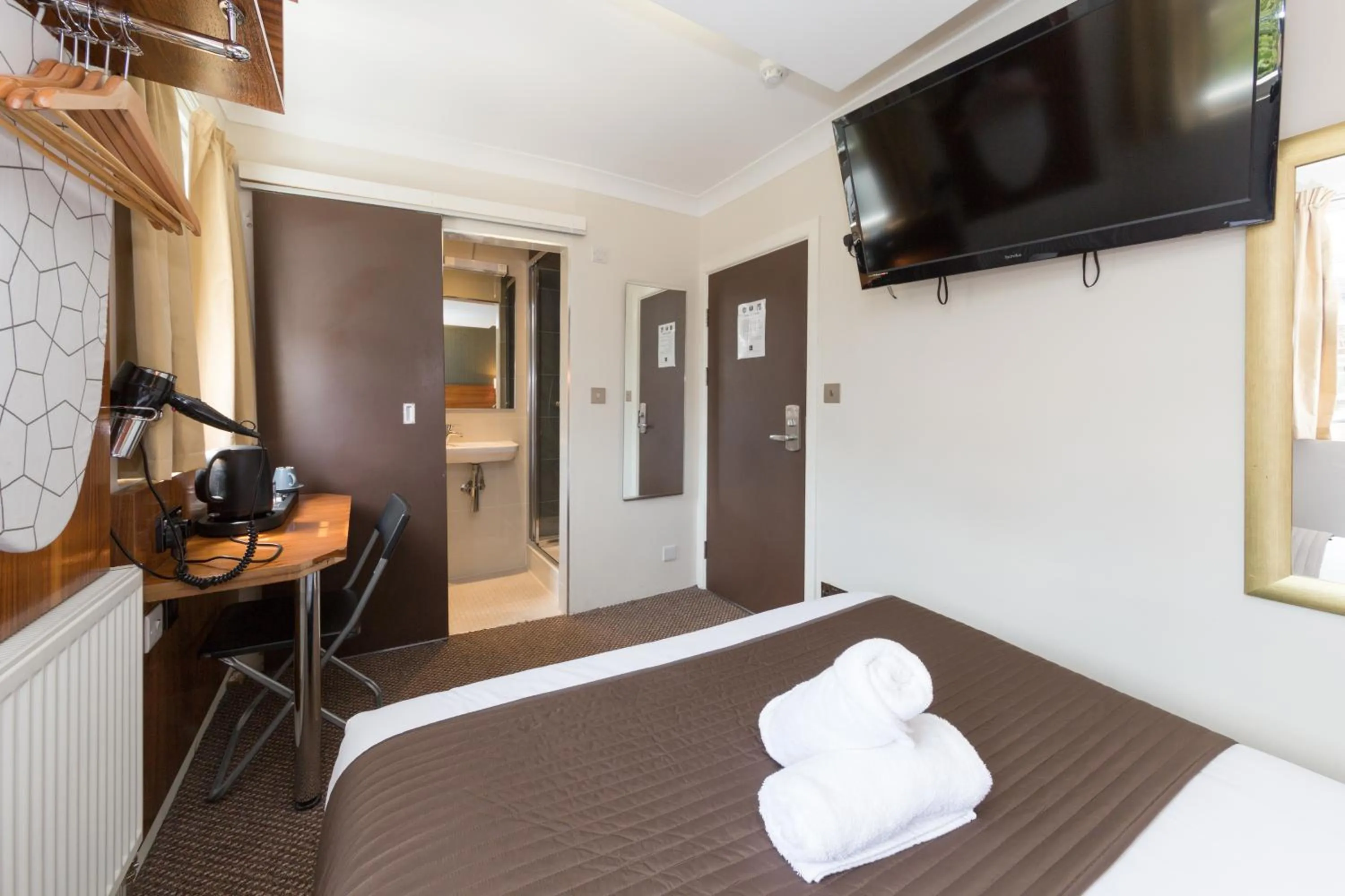 Bathroom, Bed in Chester Hotel