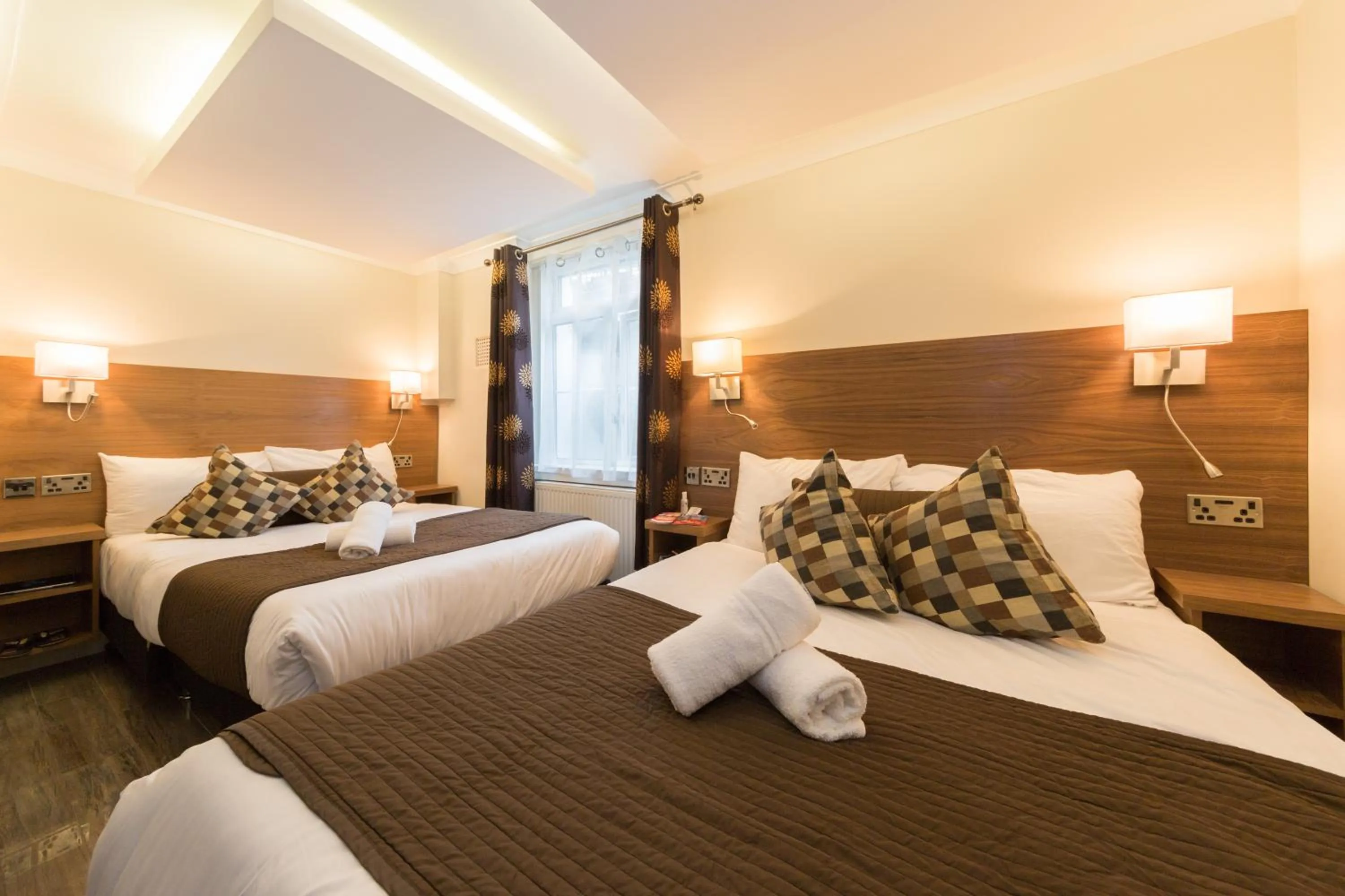 Photo of the whole room, Bed in Chester Hotel