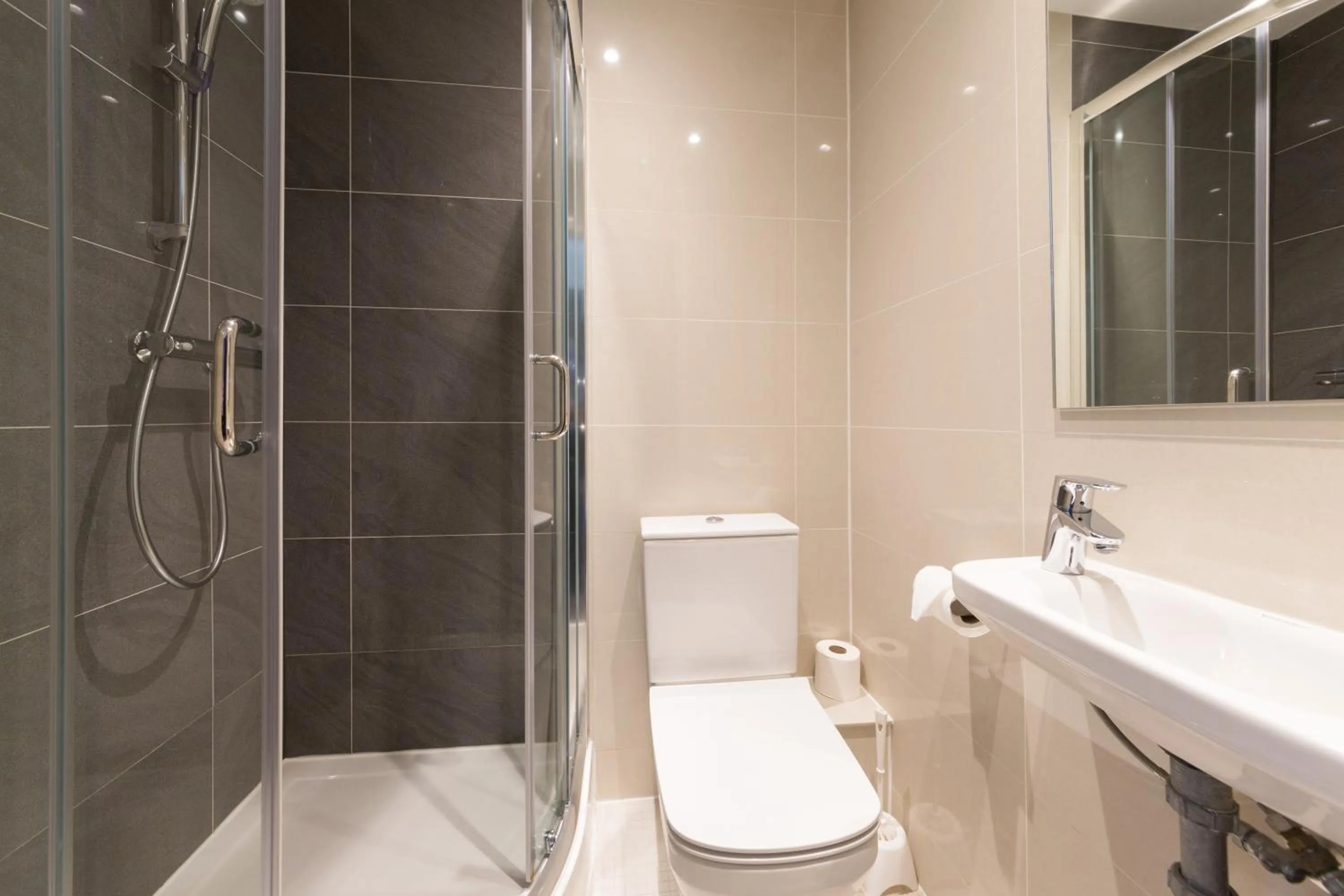 Shower in Chester Hotel