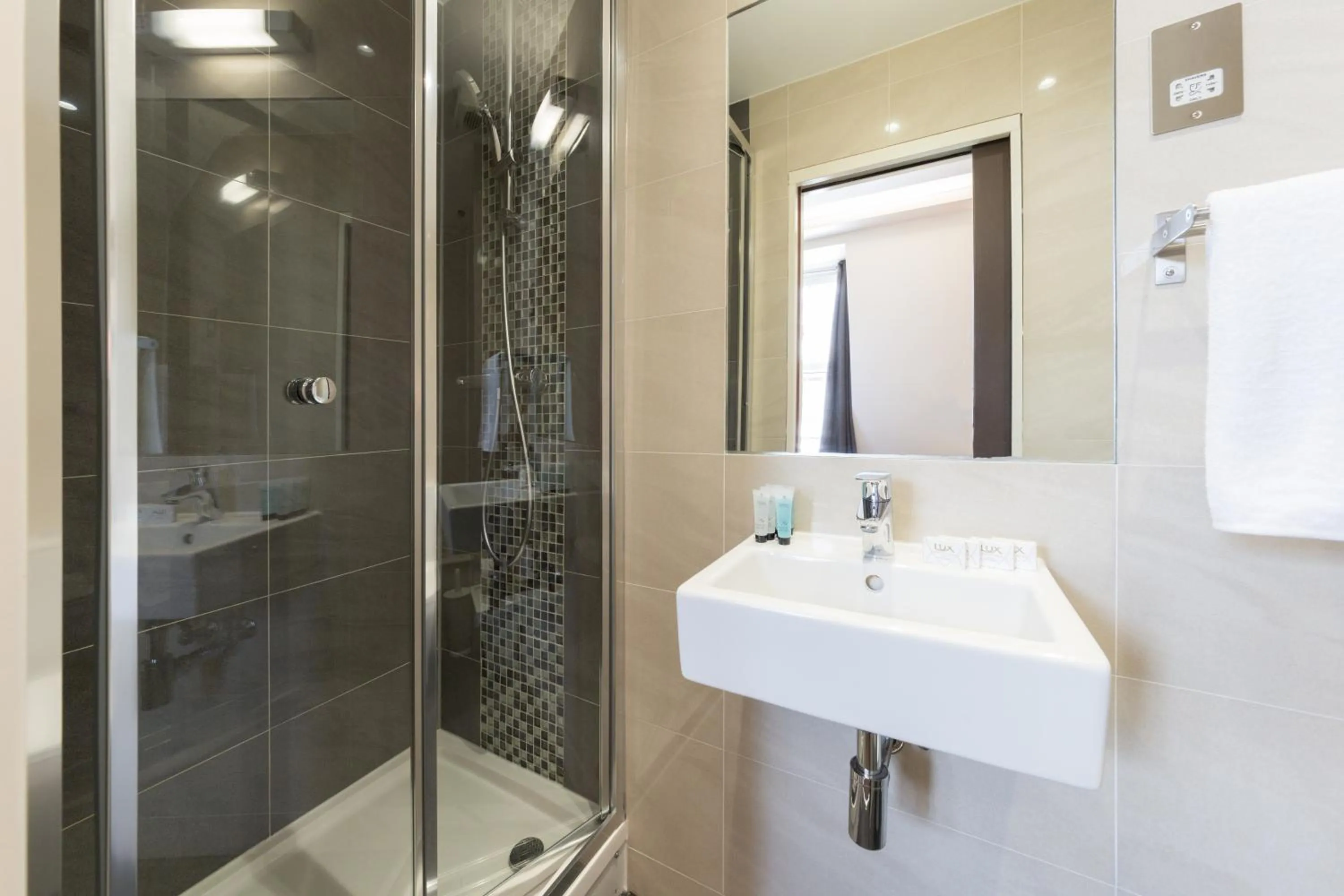 Shower in Chester Hotel