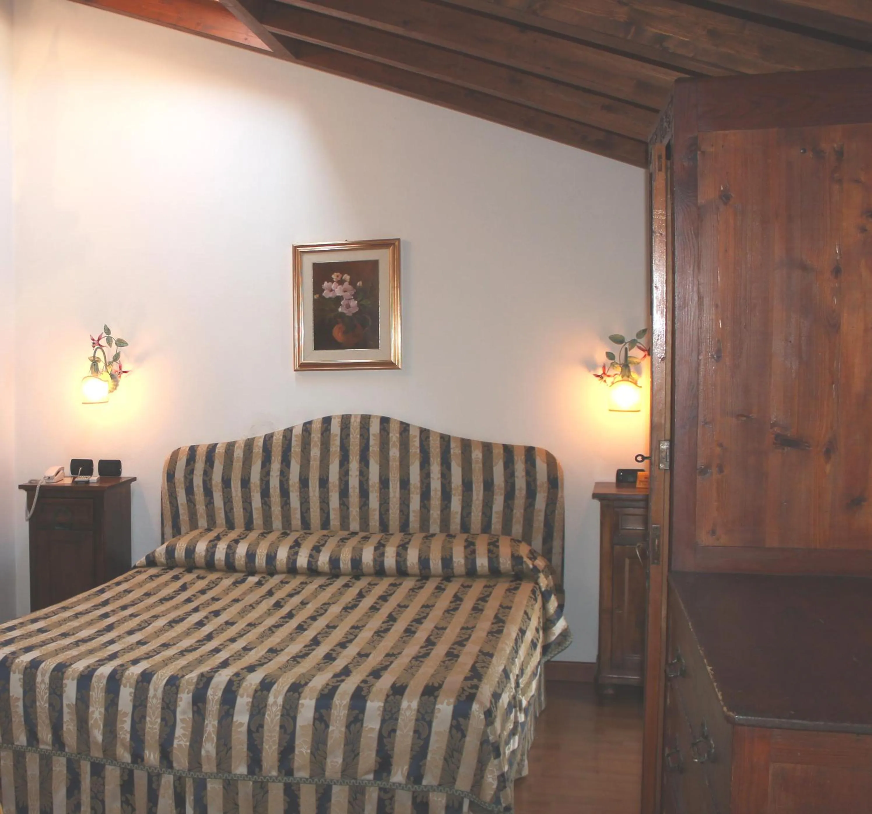 Photo of the whole room, Bed in Hotel Centrale Bellagio