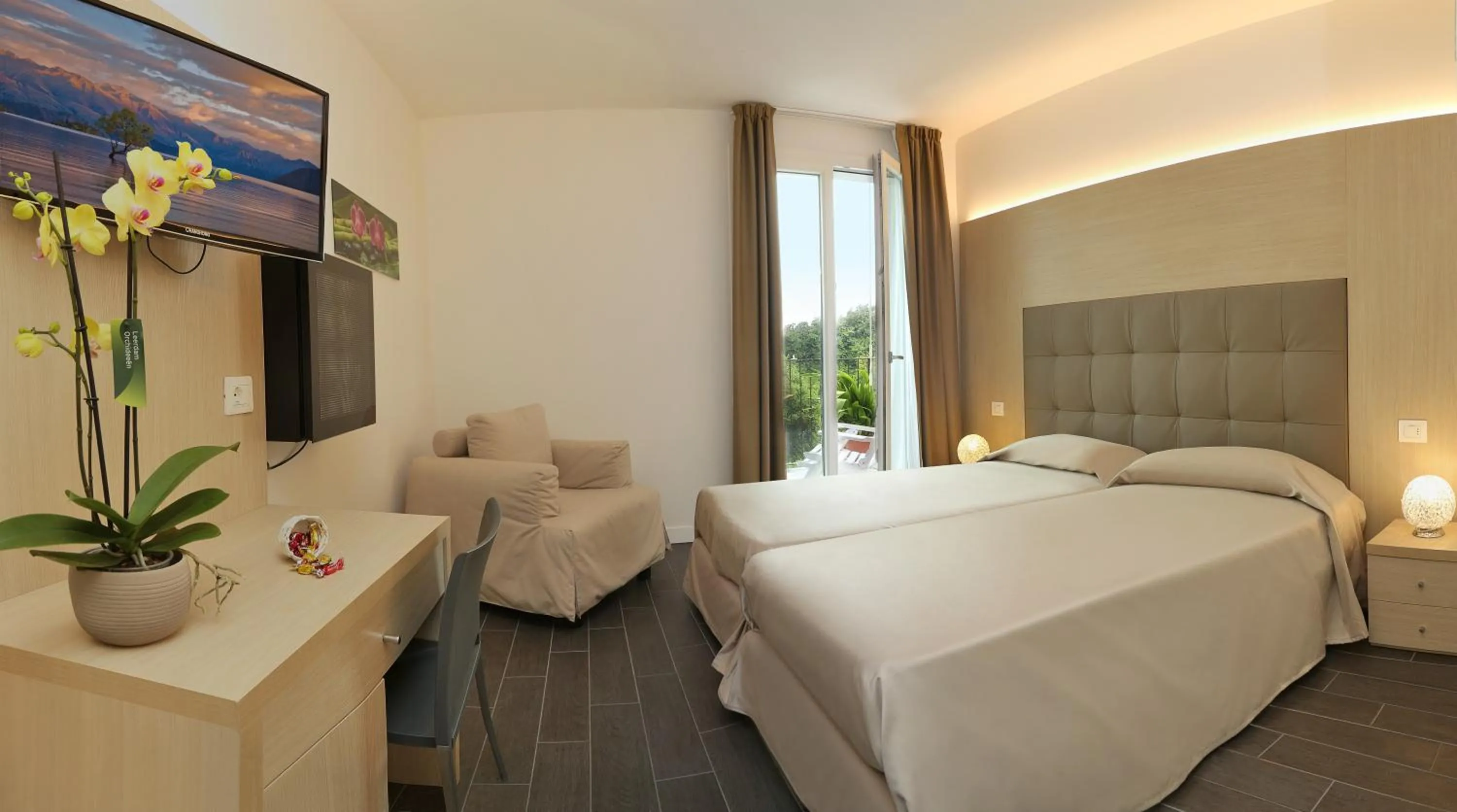 Lake view, Bed in Hotel Orchidea