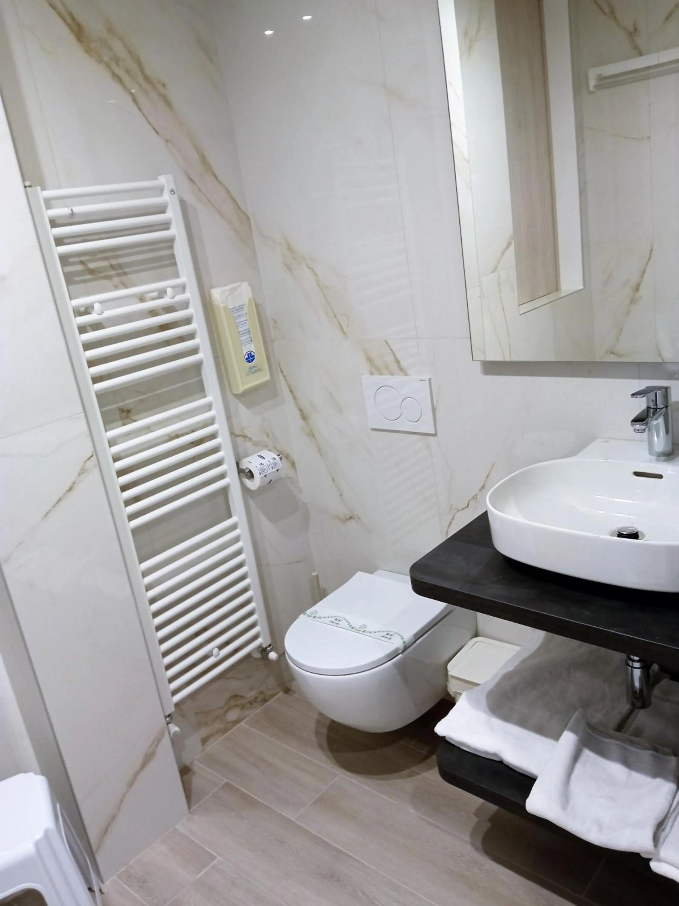 Bathroom in Hotel Orchidea