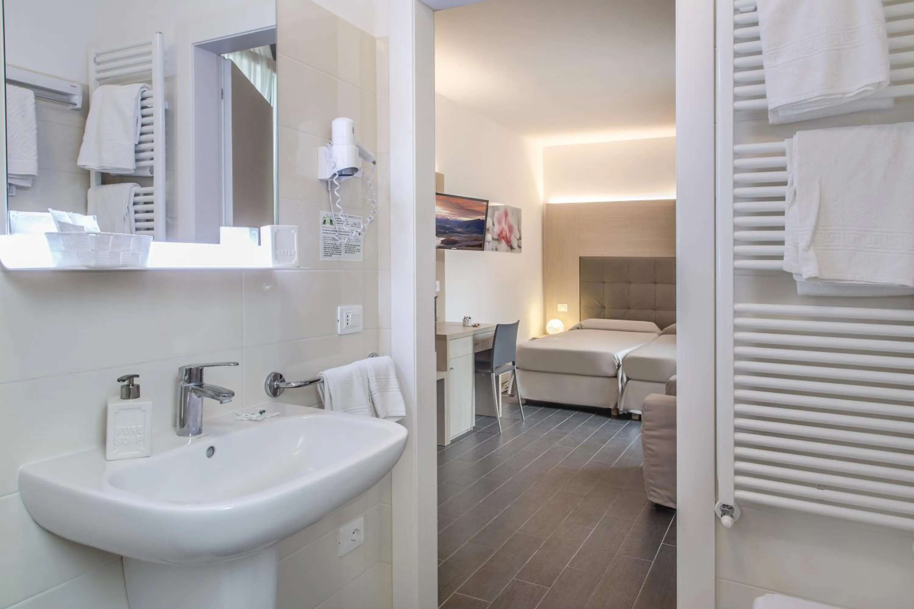 Bathroom, Bed in Hotel Orchidea
