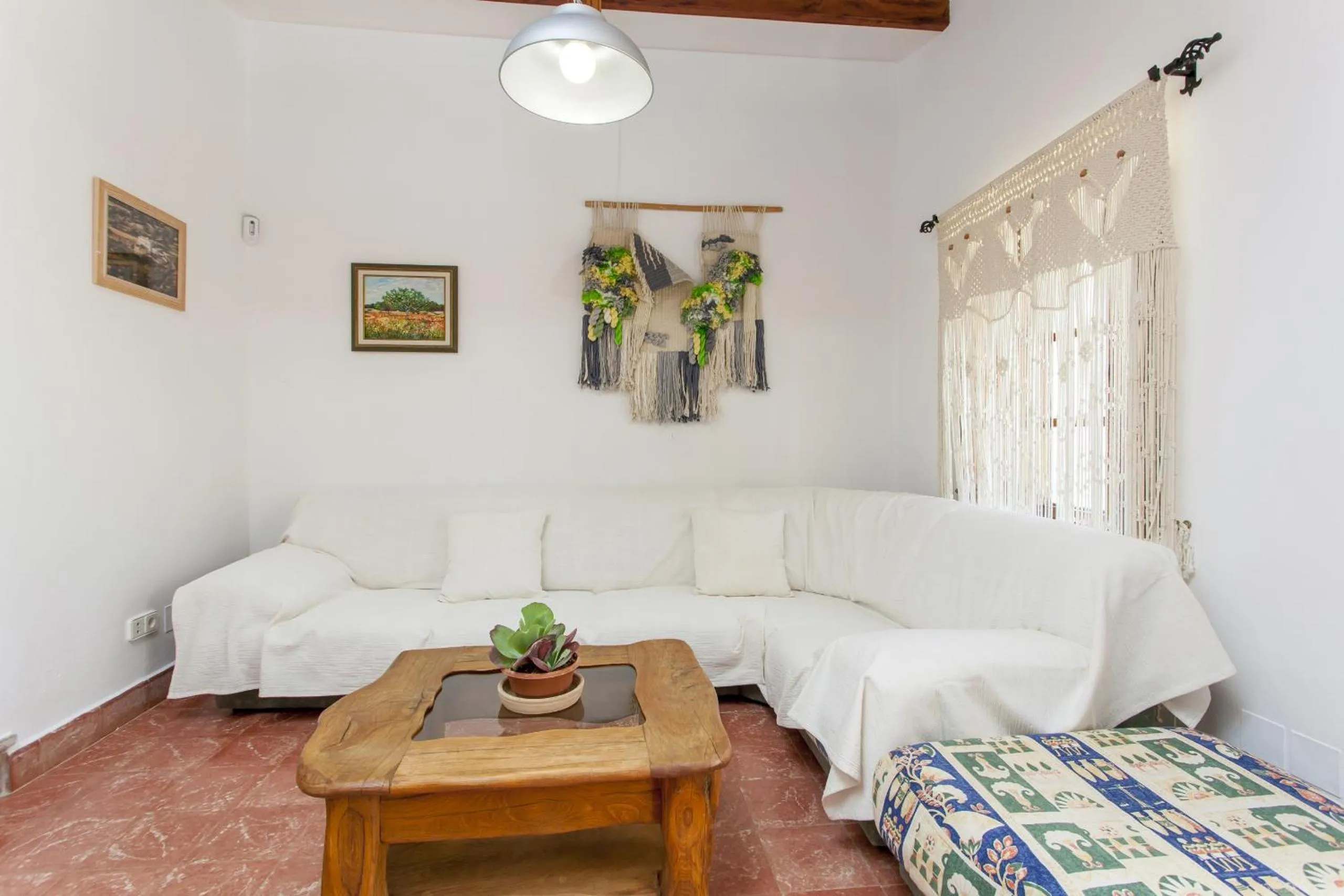 Communal lounge/ TV room, Bed in Pau de Baix