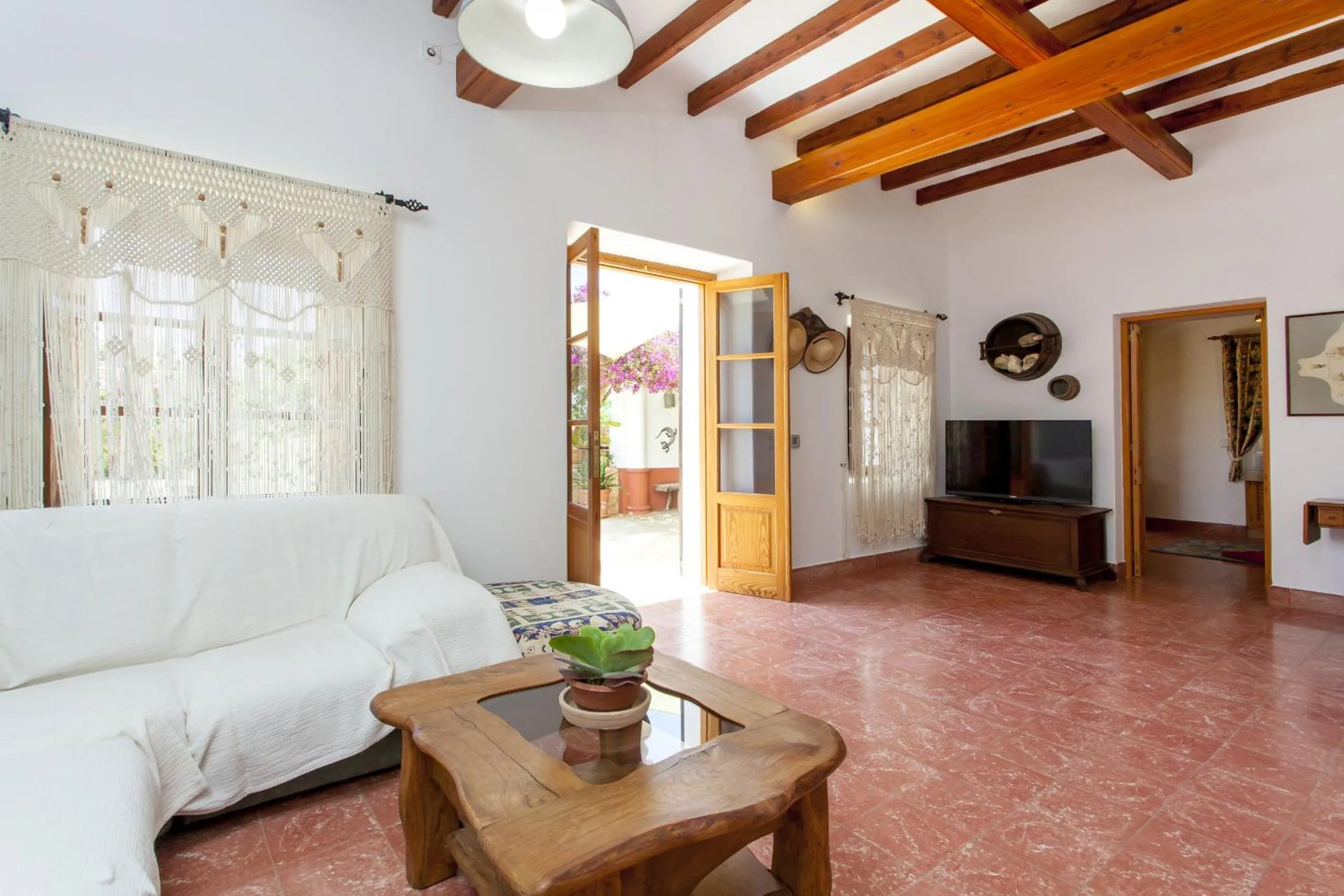 Communal lounge/ TV room in Pau de Baix