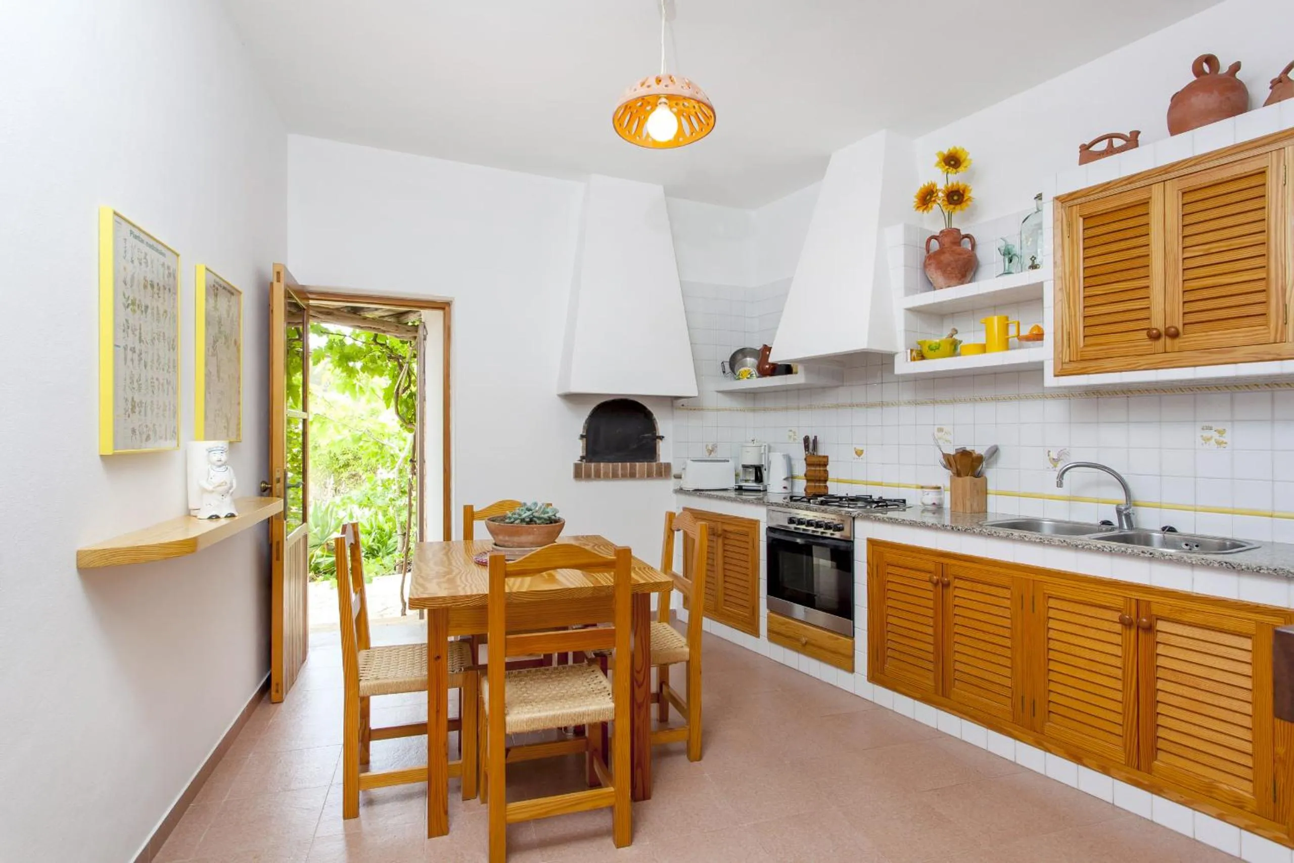 Kitchen or kitchenette in Pau de Baix