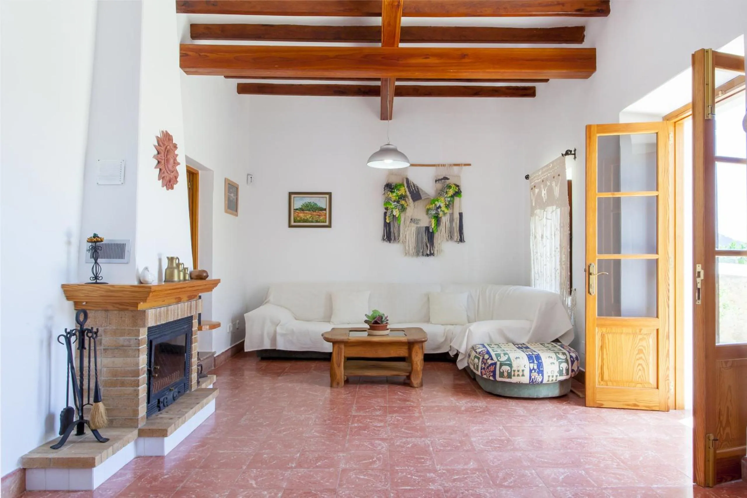 Communal lounge/ TV room in Pau de Baix