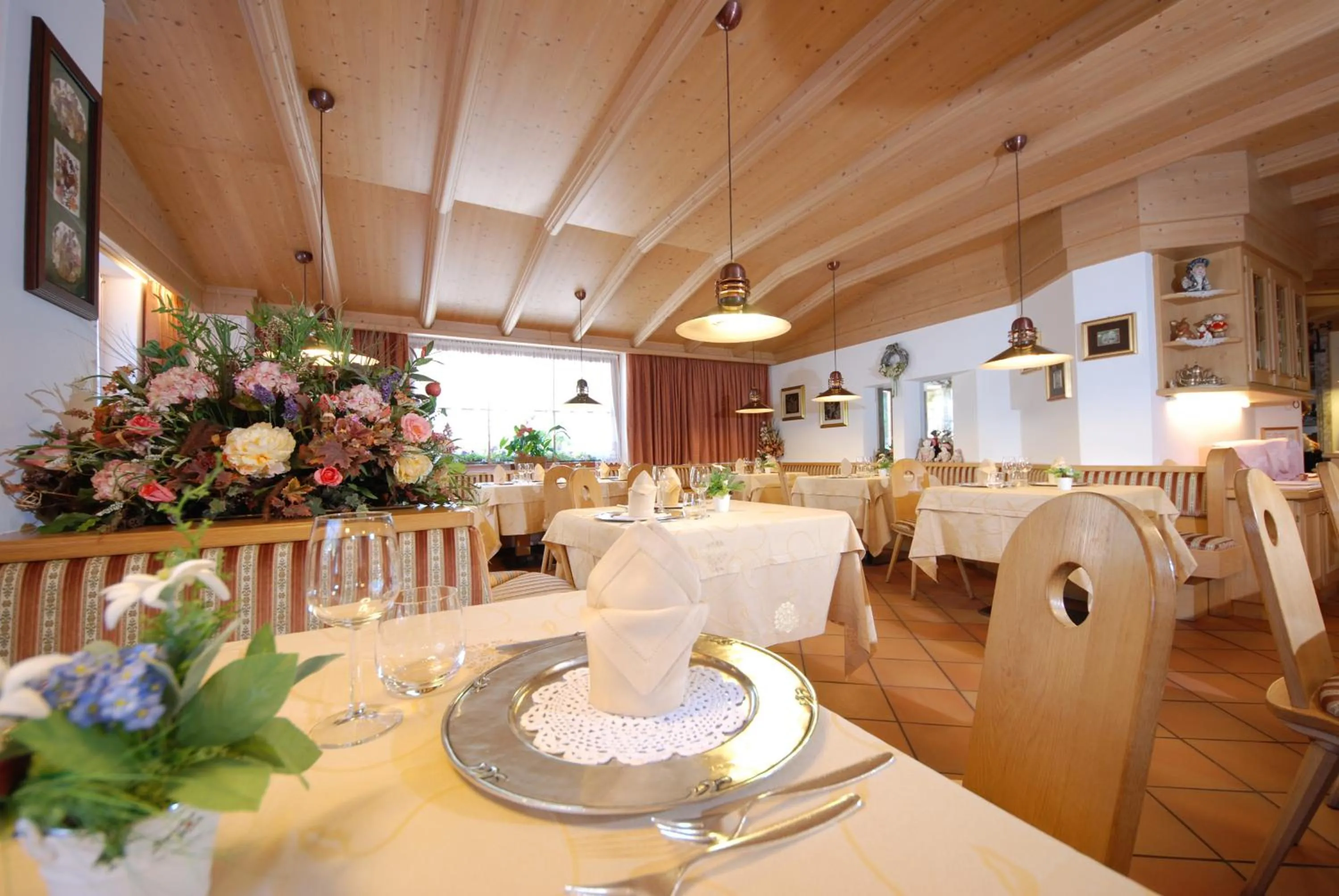 Restaurant/places to eat in Hotel Ciampian